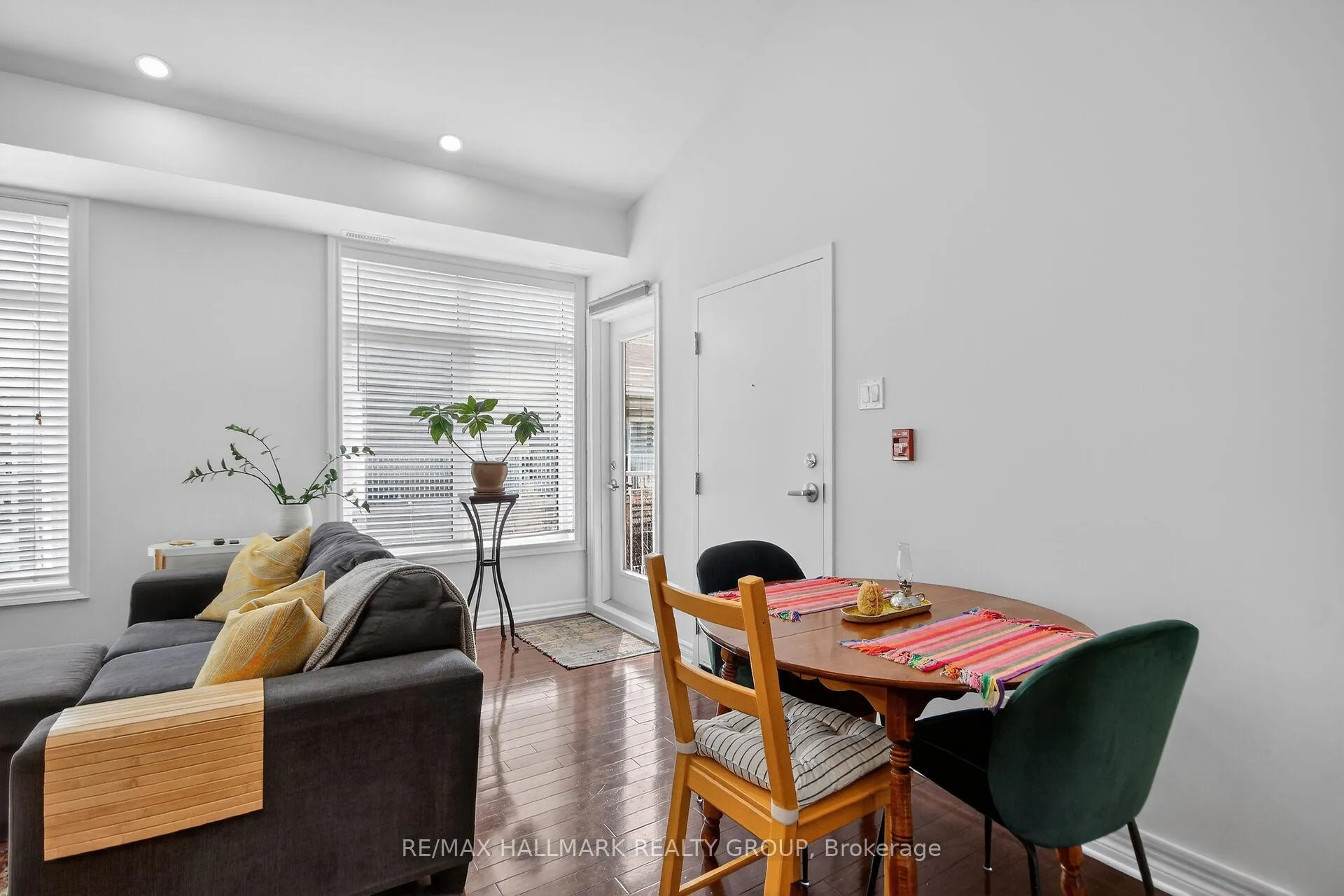 Photo 6 of Unit Unit F, 849 Blackcomb Private, Ottawa, Elmvale Acres — HOMEH