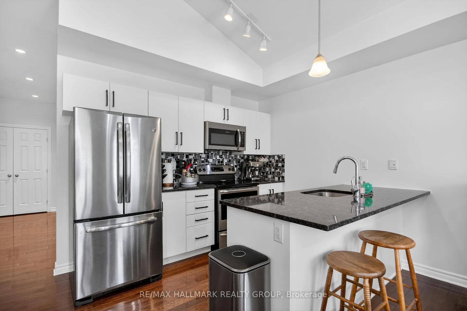 Photo 8 of Unit Unit F, 849 Blackcomb Private, Ottawa, Elmvale Acres — HOMEH