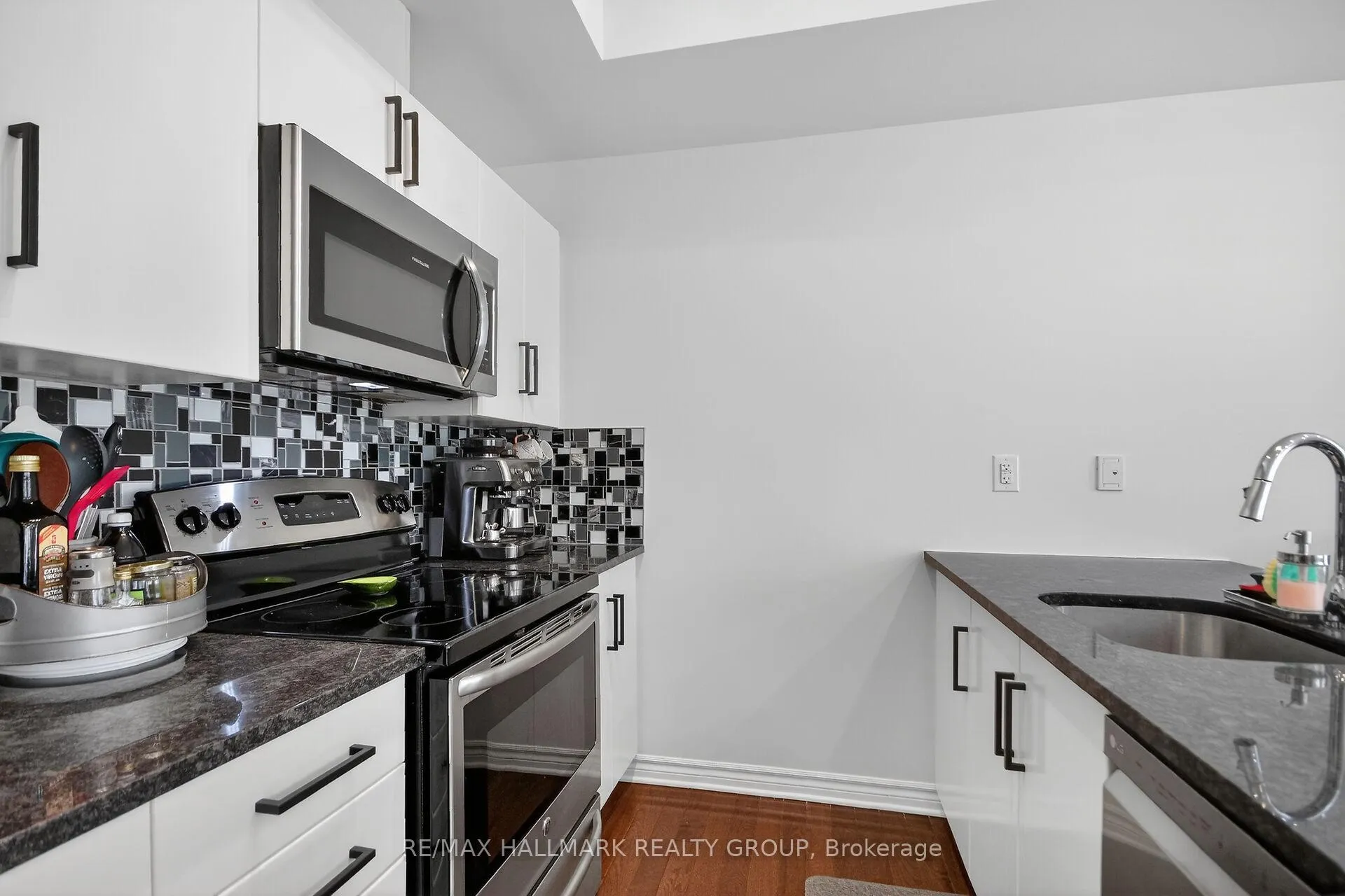 Photo 9 of Unit Unit F, 849 Blackcomb Private, Ottawa, Elmvale Acres — HOMEH