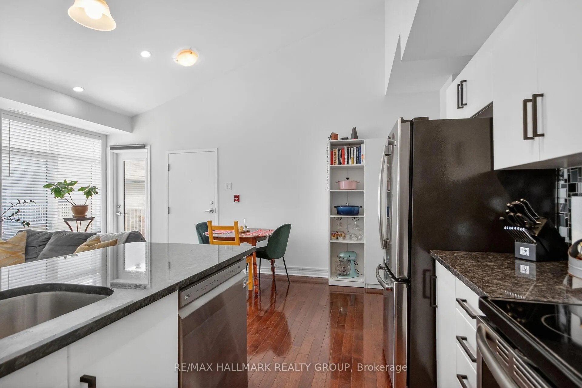 Photo 10 of Unit Unit F, 849 Blackcomb Private, Ottawa, Elmvale Acres — HOMEH