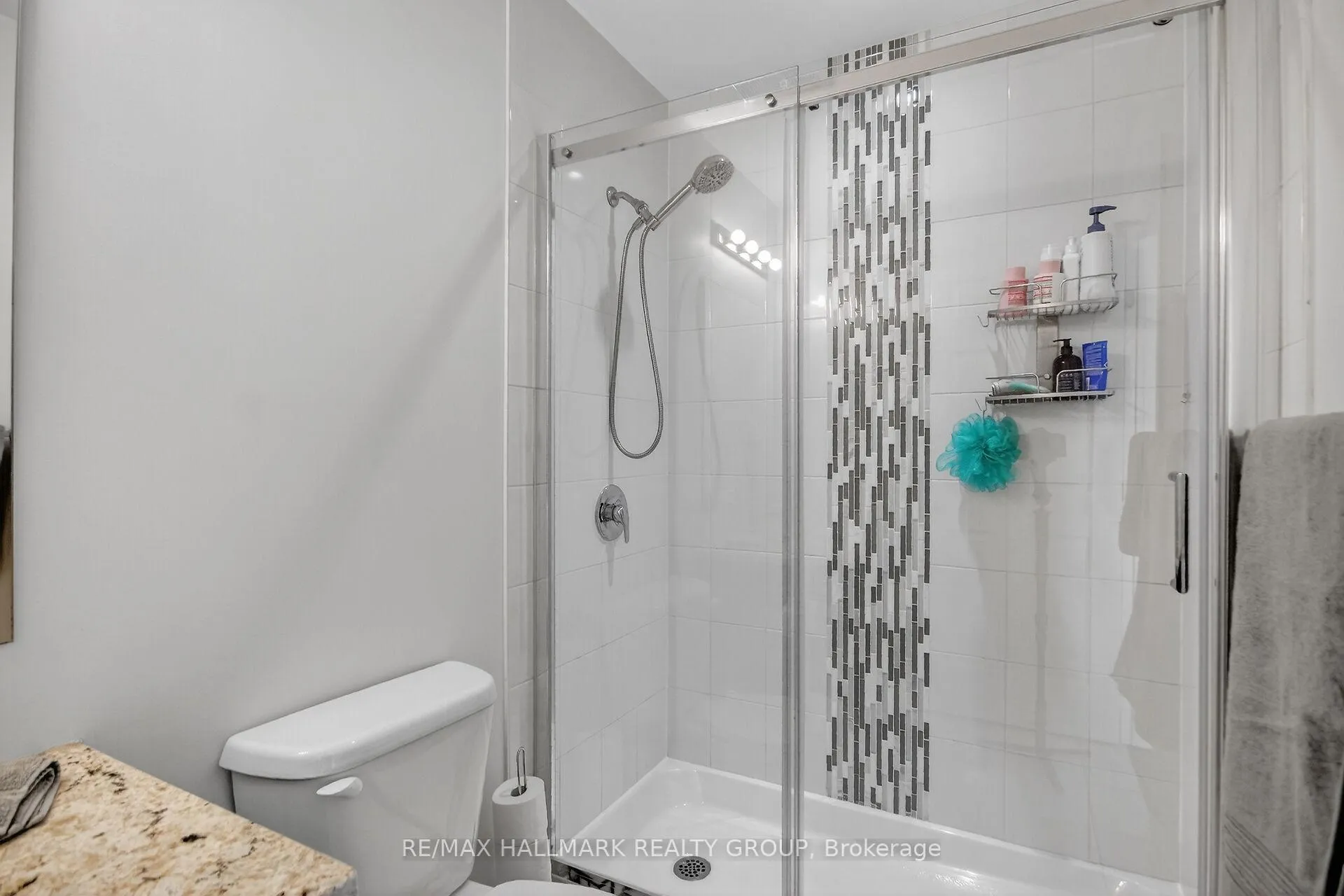 Photo 16 of Unit Unit F, 849 Blackcomb Private, Ottawa, Elmvale Acres — HOMEH
