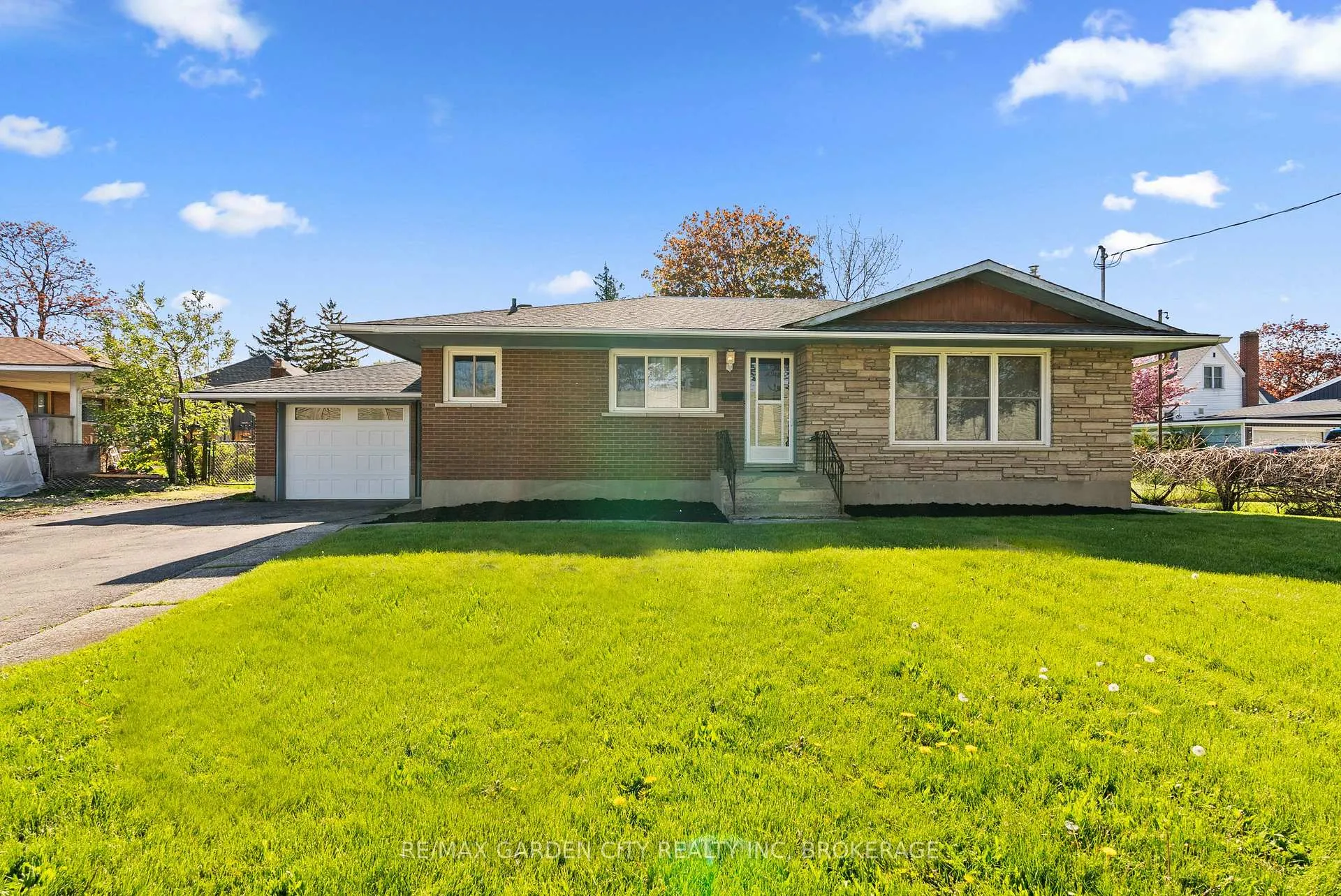 Photo 2 of 1 Gladman Avenue, St. Catharines, Martindale Pond — HOMEH
