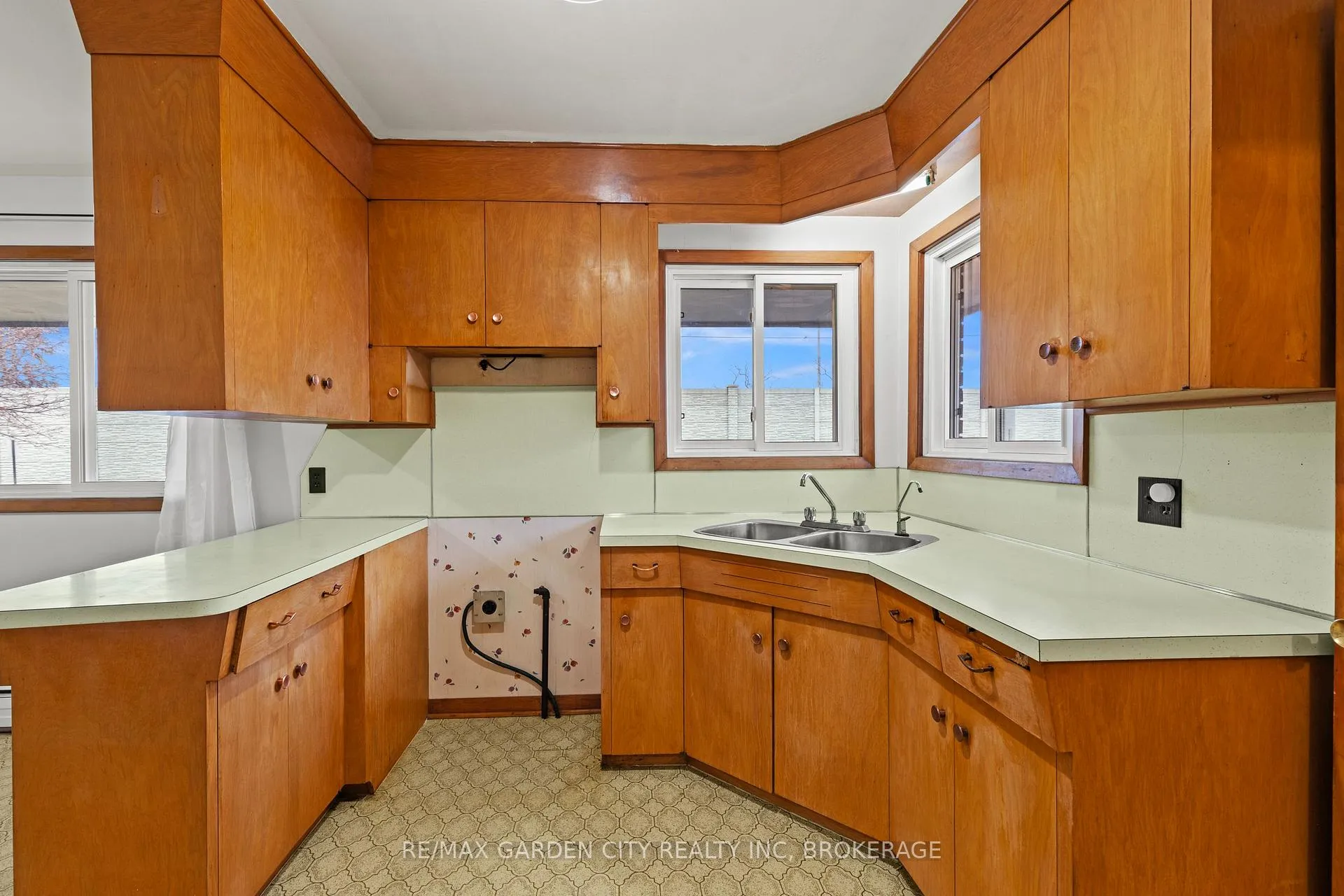 Photo 11 of 1 Gladman Avenue, St. Catharines, Martindale Pond — HOMEH