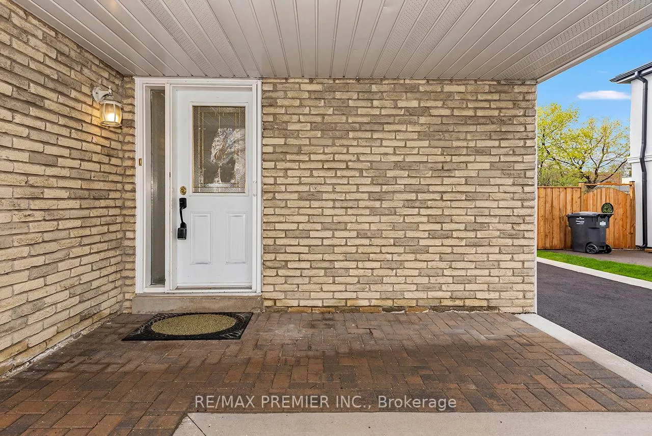 Photo 4 of 261 Leavens Court, Caledon, Bolton East — HOMEH