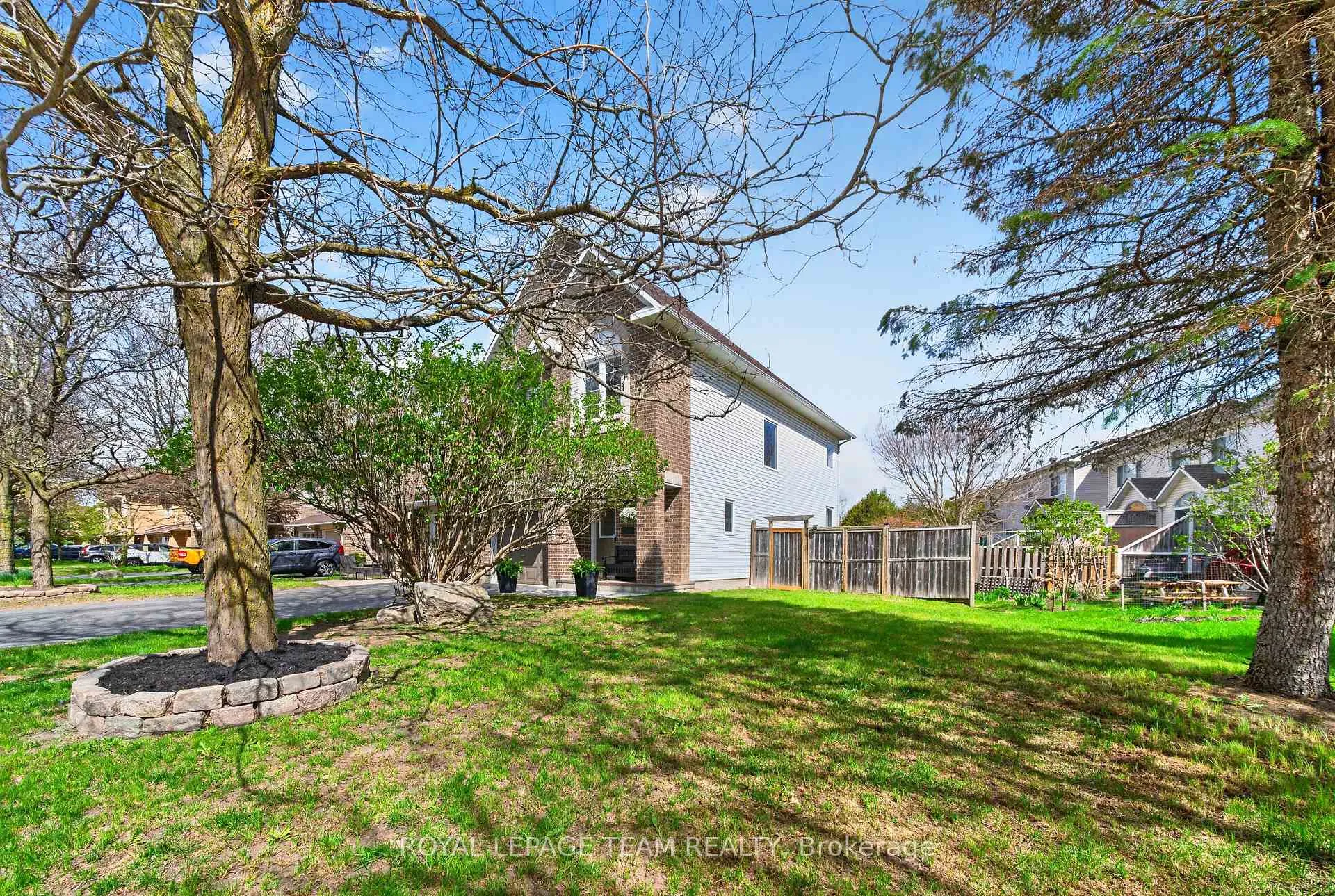 Photo 3 of 108 Landover Crescent, Ottawa, Kanata - Emerald Meadows/Trailwest — HOMEH