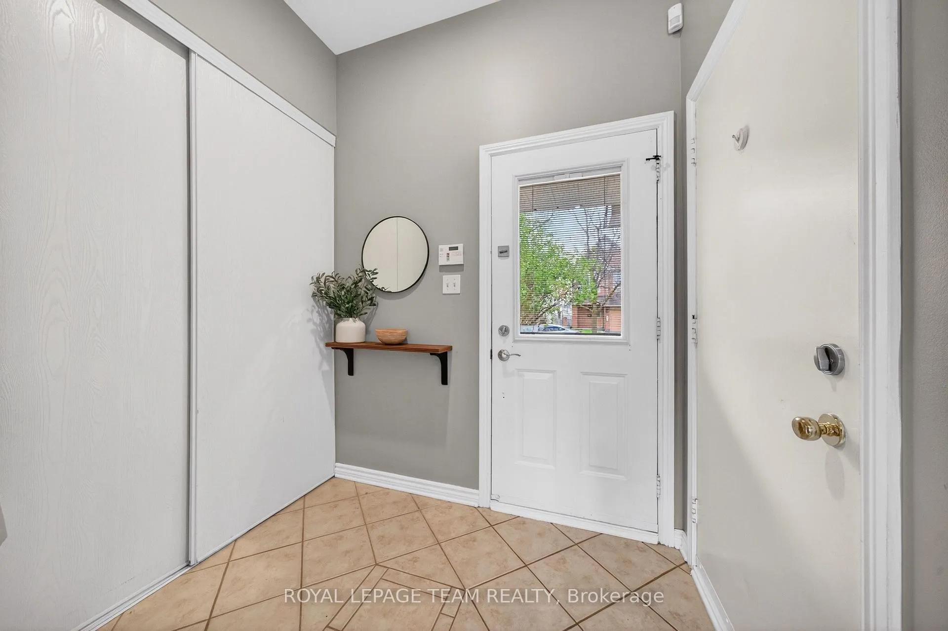 Photo 4 of 108 Landover Crescent, Ottawa, Kanata - Emerald Meadows/Trailwest — HOMEH