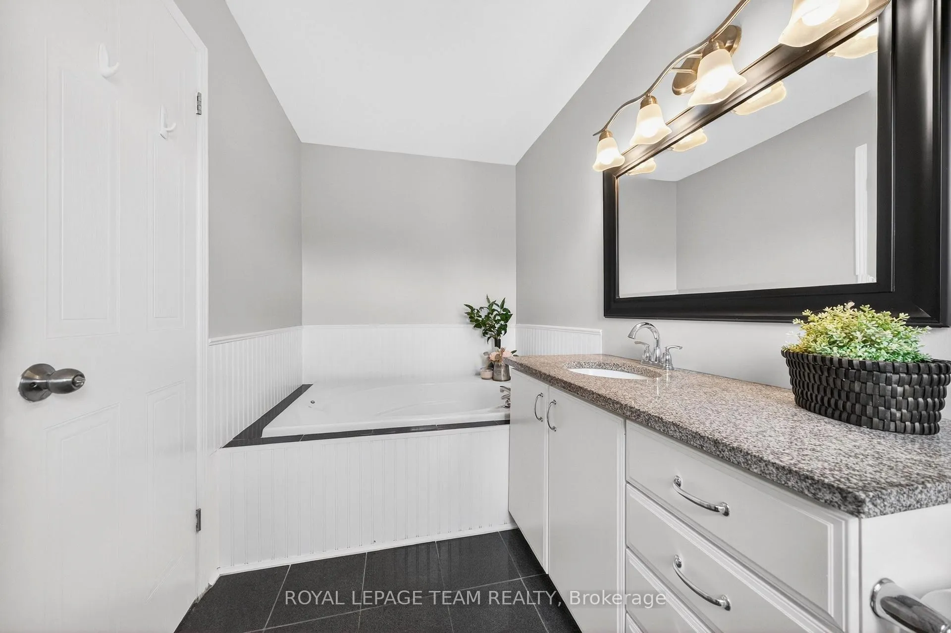Photo 23 of 108 Landover Crescent, Ottawa, Kanata - Emerald Meadows/Trailwest — HOMEH