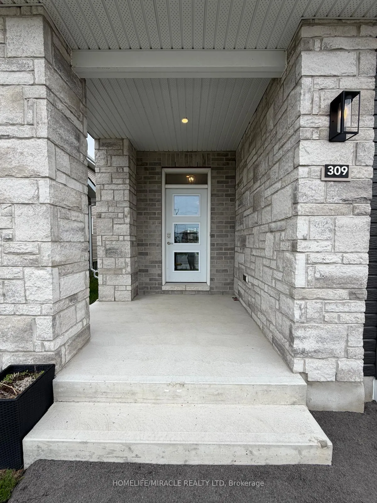 Photo 2 of 309 Pratt Drive, Loyalist, Amherstview — HOMEH