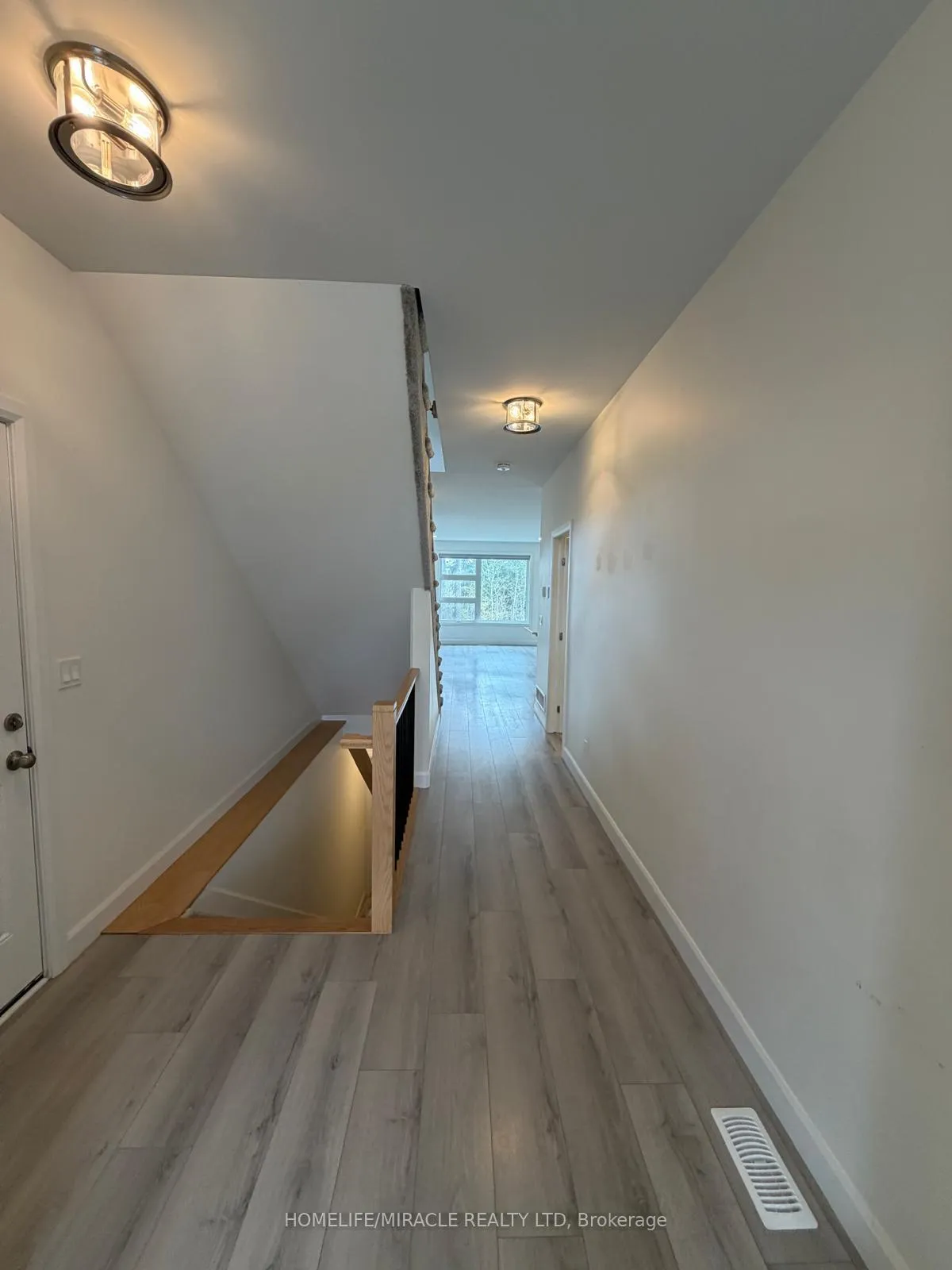Photo 5 of 309 Pratt Drive, Loyalist, Amherstview — HOMEH