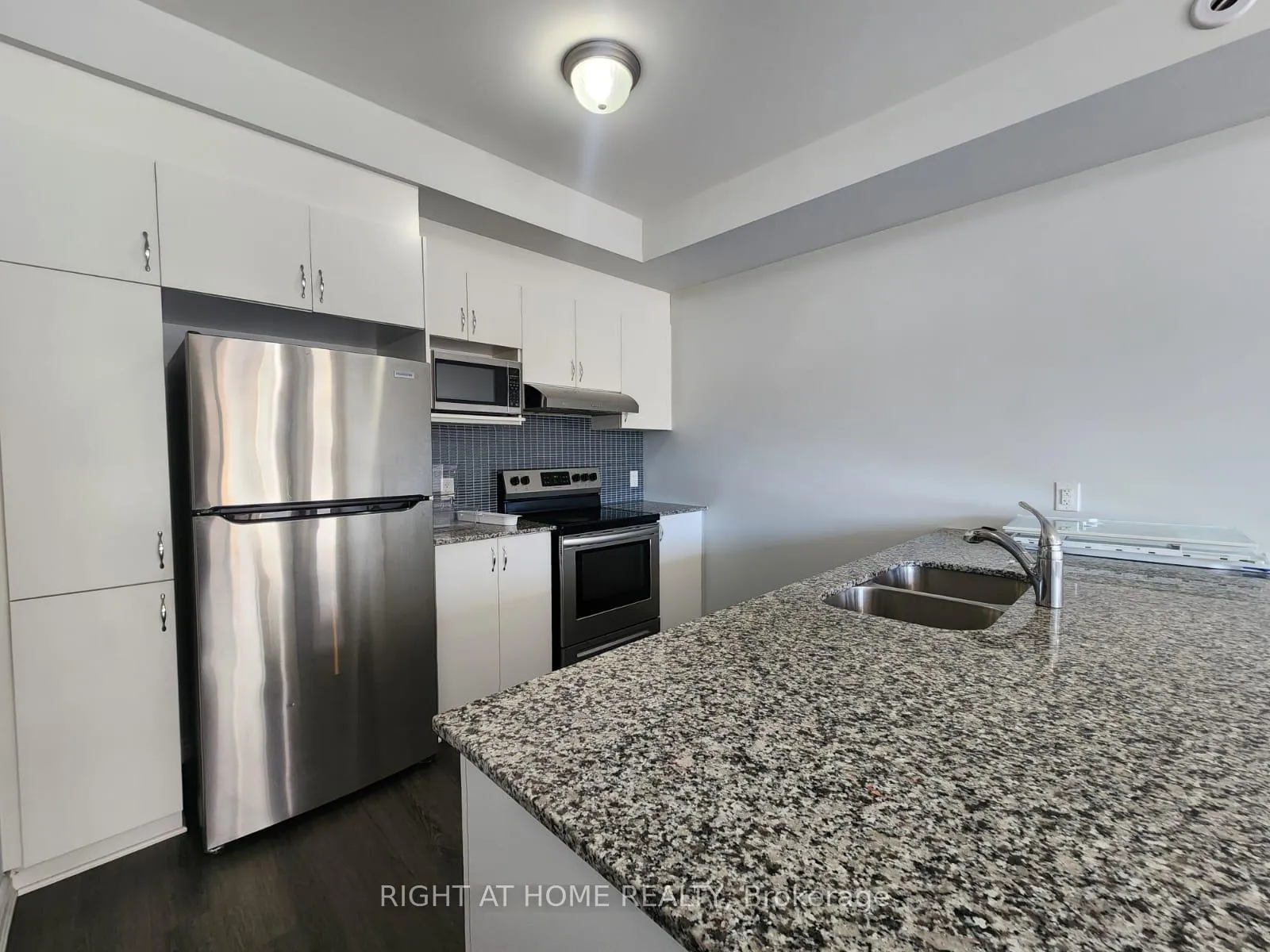 Photo 2 of 555 Takamose Pvt, Ottawa, CFB Rockcliffe and Area — HOMEH