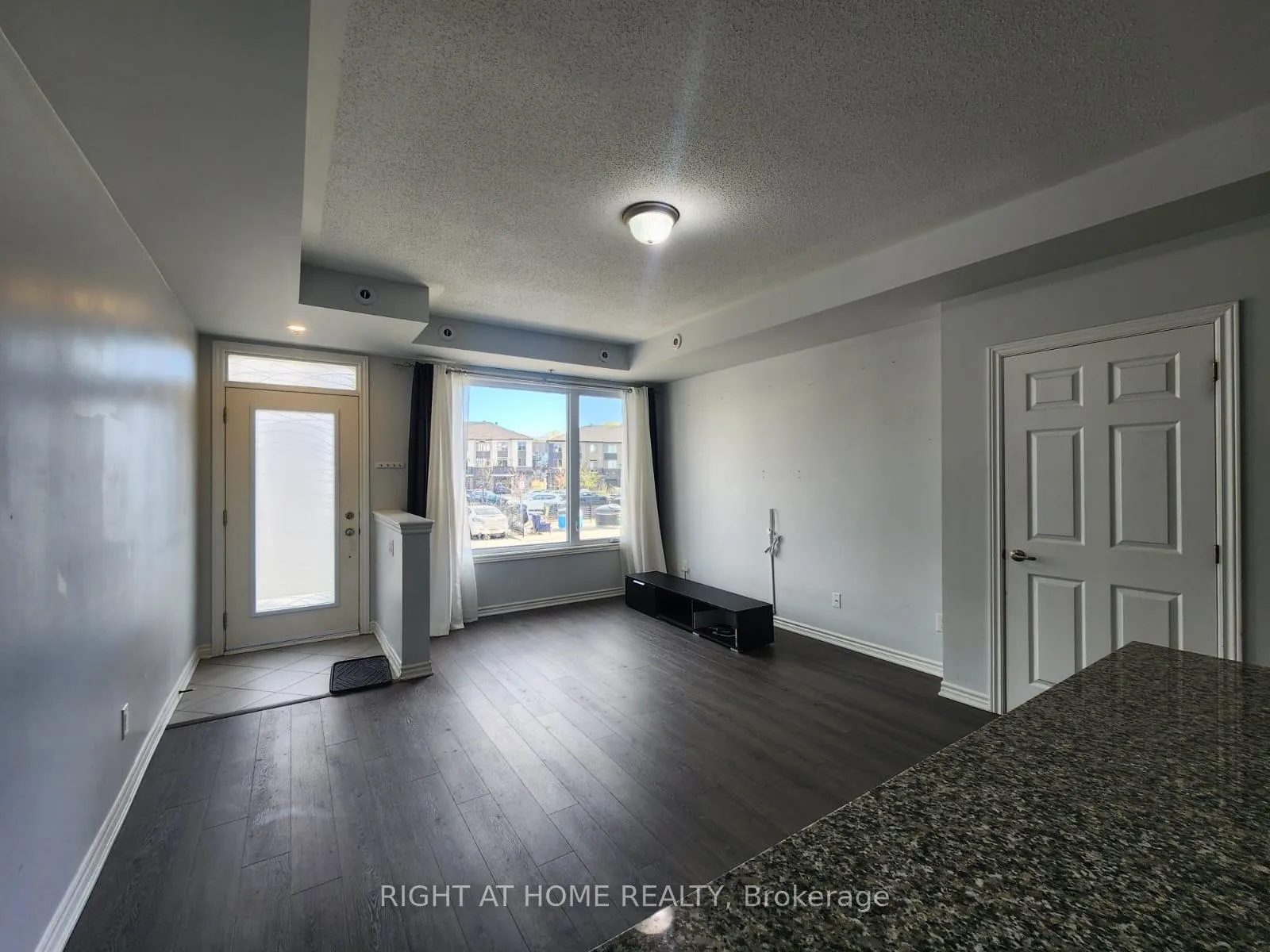 Photo 3 of 555 Takamose Pvt, Ottawa, CFB Rockcliffe and Area — HOMEH