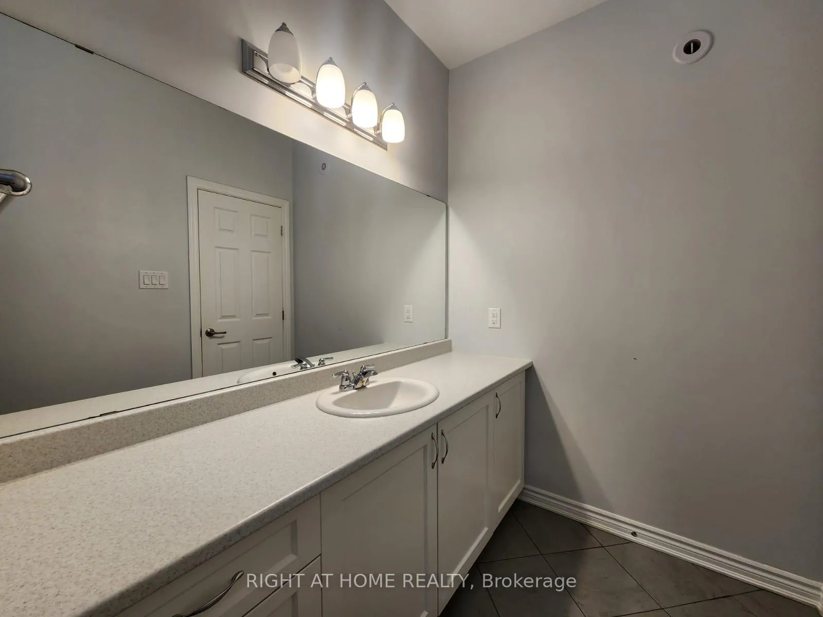 Photo 7 of 555 Takamose Pvt, Ottawa, CFB Rockcliffe and Area — HOMEH