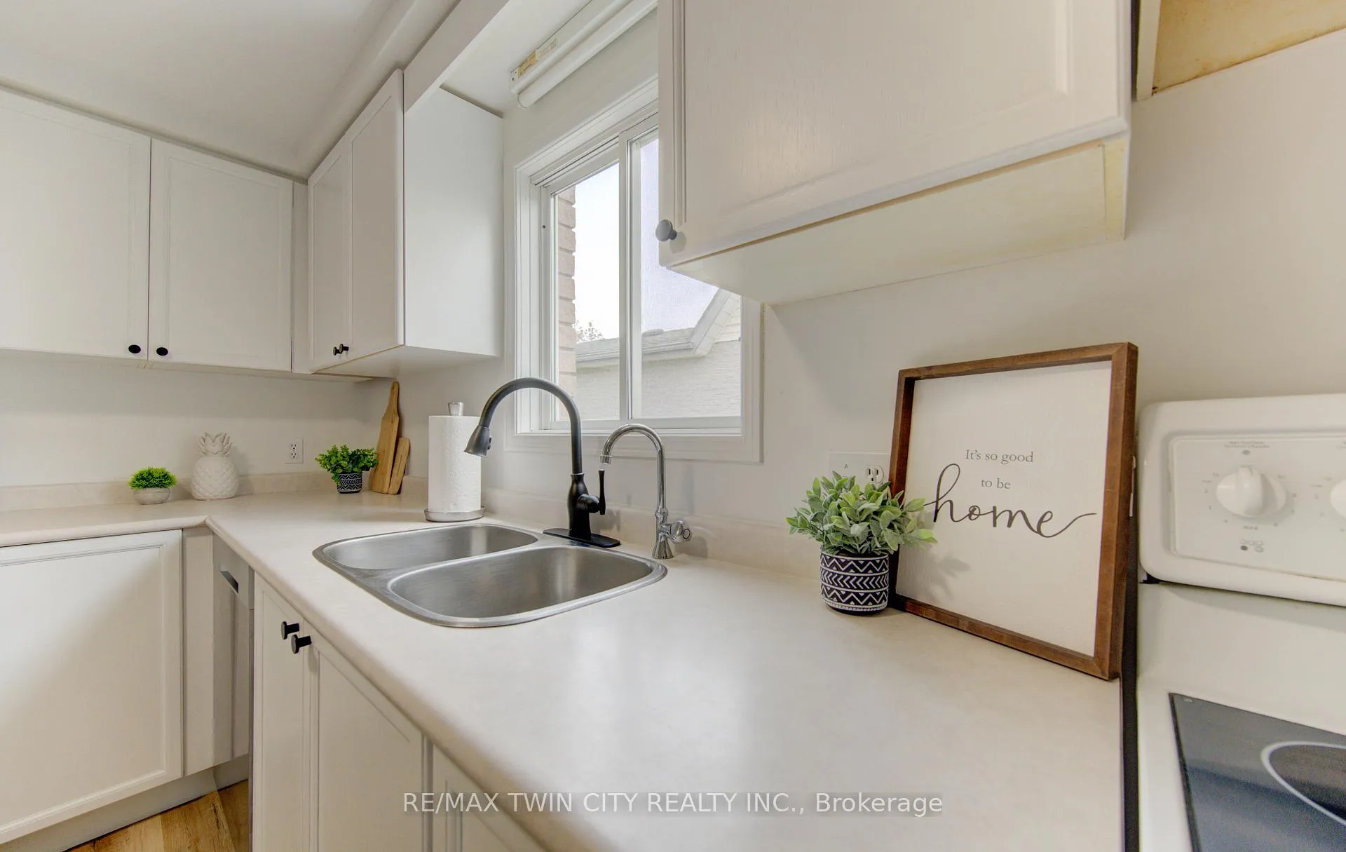 Photo 5 of 38 Cassidy Court, Cambridge, Greenway-Chaplin — HOMEH