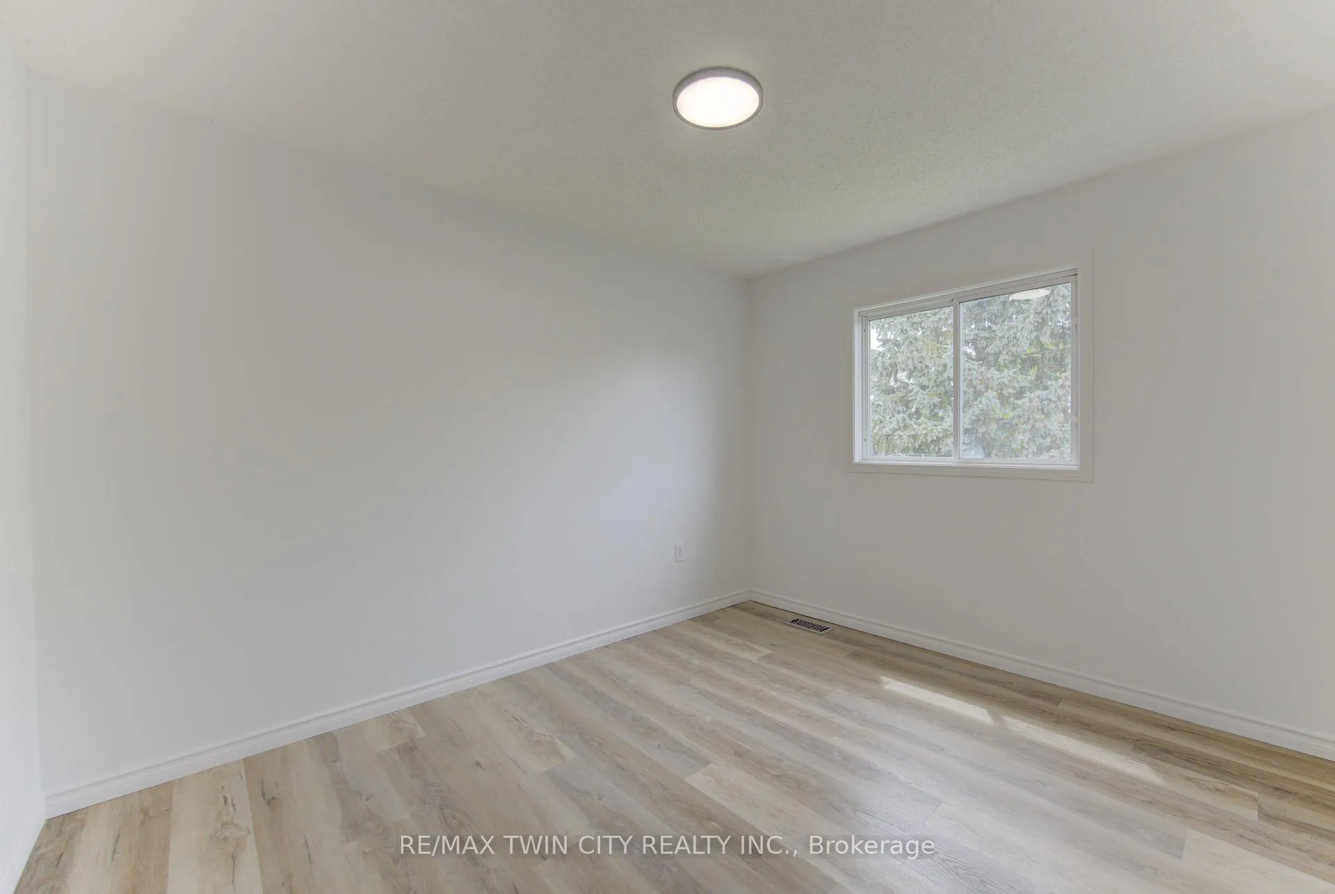 Photo 18 of 38 Cassidy Court, Cambridge, Greenway-Chaplin — HOMEH