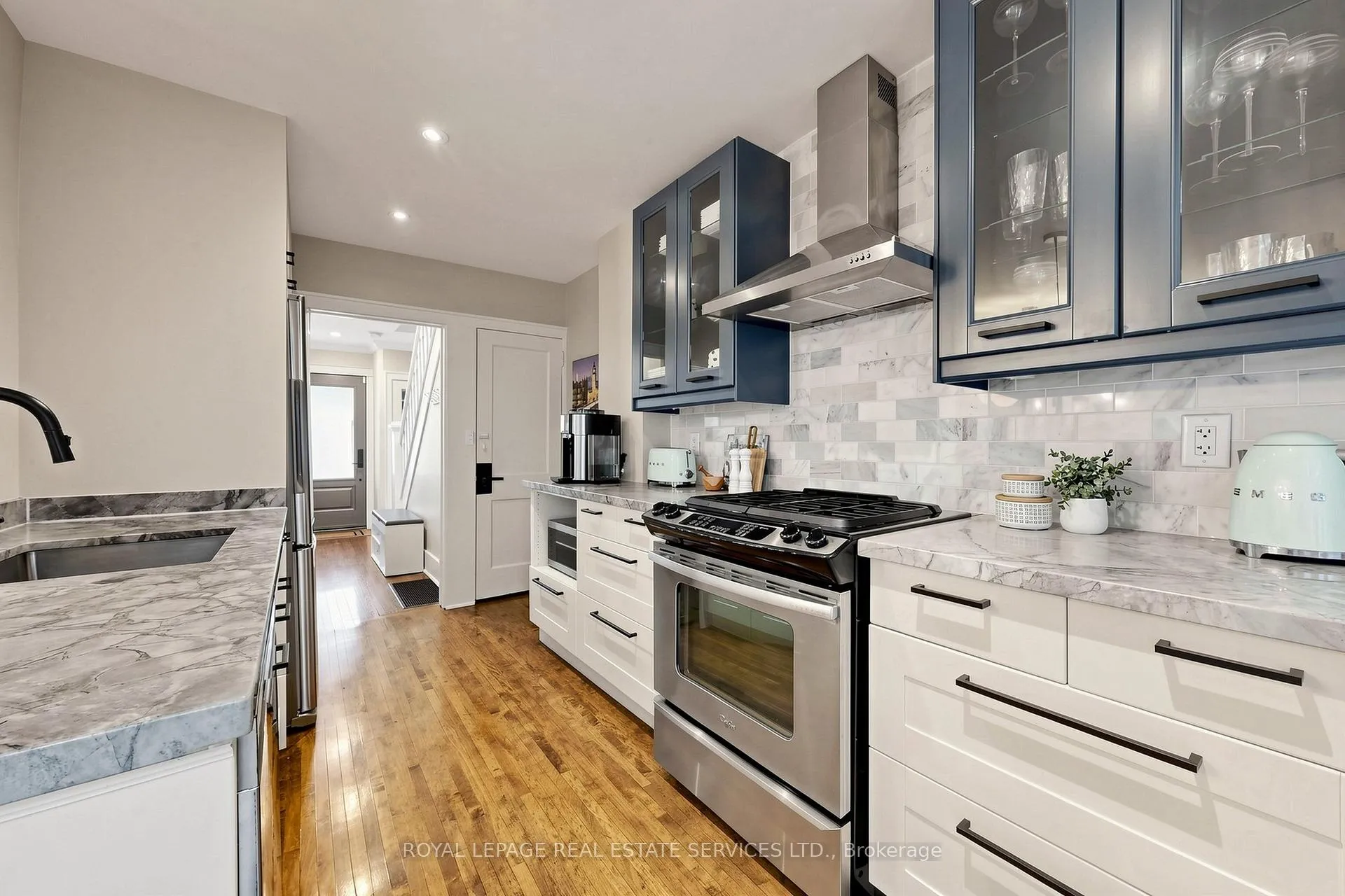 Photo 13 of 102 Roseneath Gardens, Toronto, Oakwood Village — HOMEH