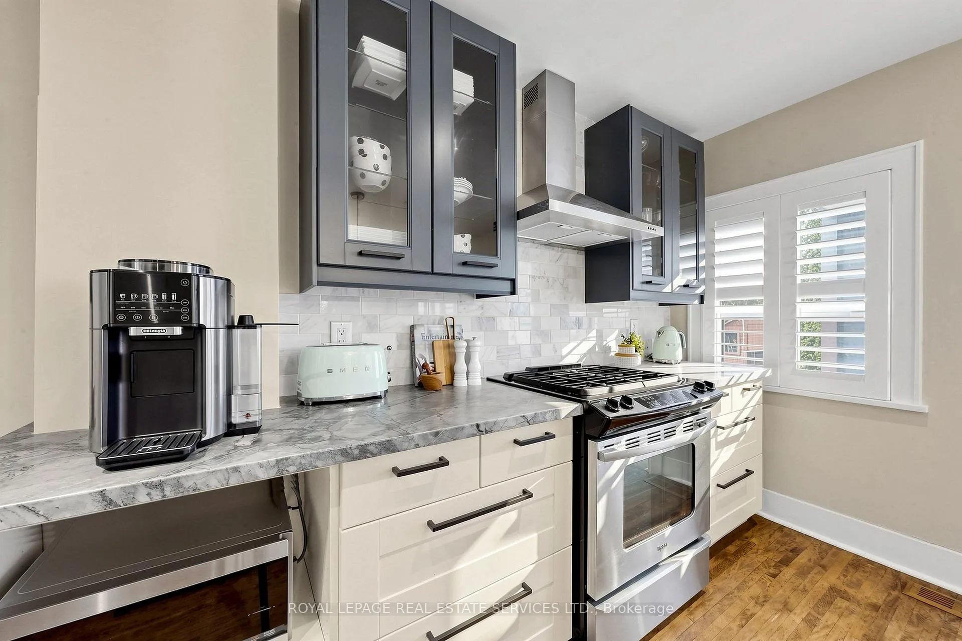 Photo 14 of 102 Roseneath Gardens, Toronto, Oakwood Village — HOMEH