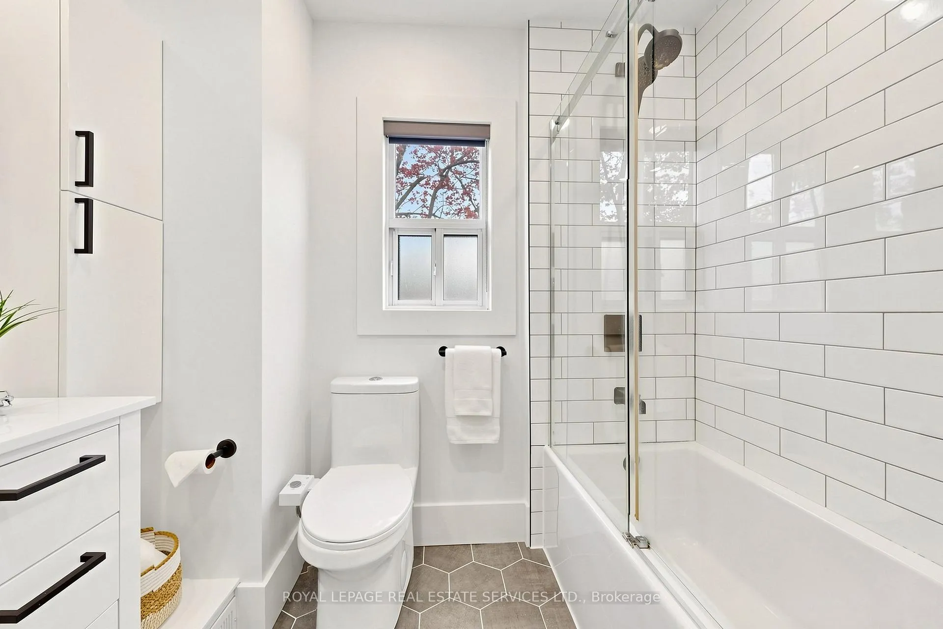 Photo 27 of 102 Roseneath Gardens, Toronto, Oakwood Village — HOMEH