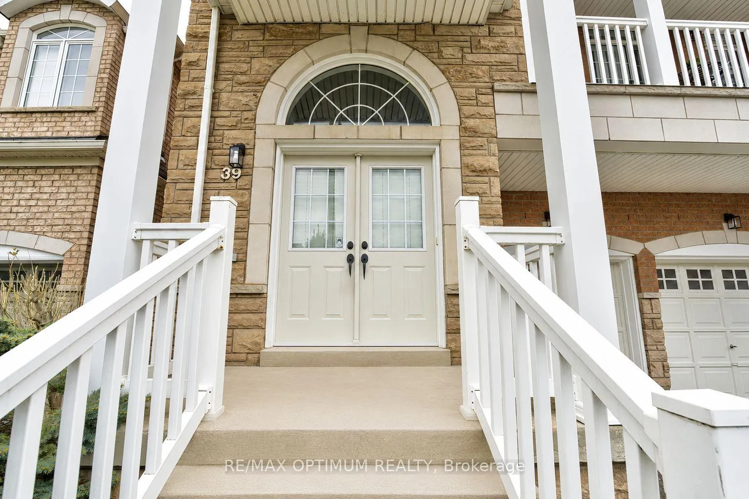 Photo 3 of 39 Charcoal Way, Brampton, Bram West — HOMEH