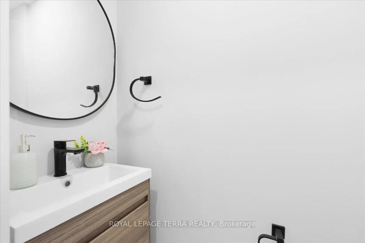 Photo 7 of 236 Royal Salisbury Way, Brampton, Madoc — HOMEH