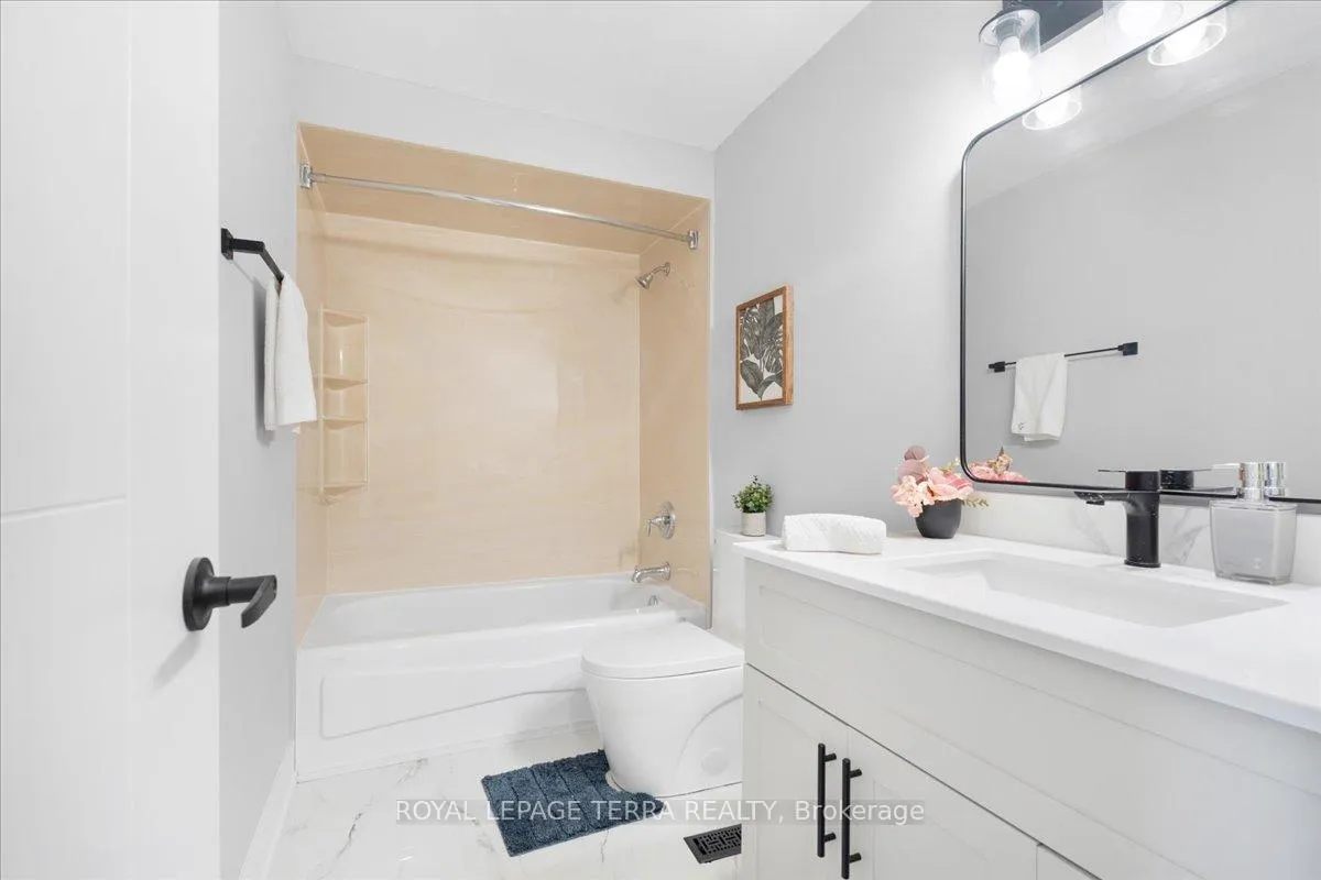Photo 10 of 236 Royal Salisbury Way, Brampton, Madoc — HOMEH
