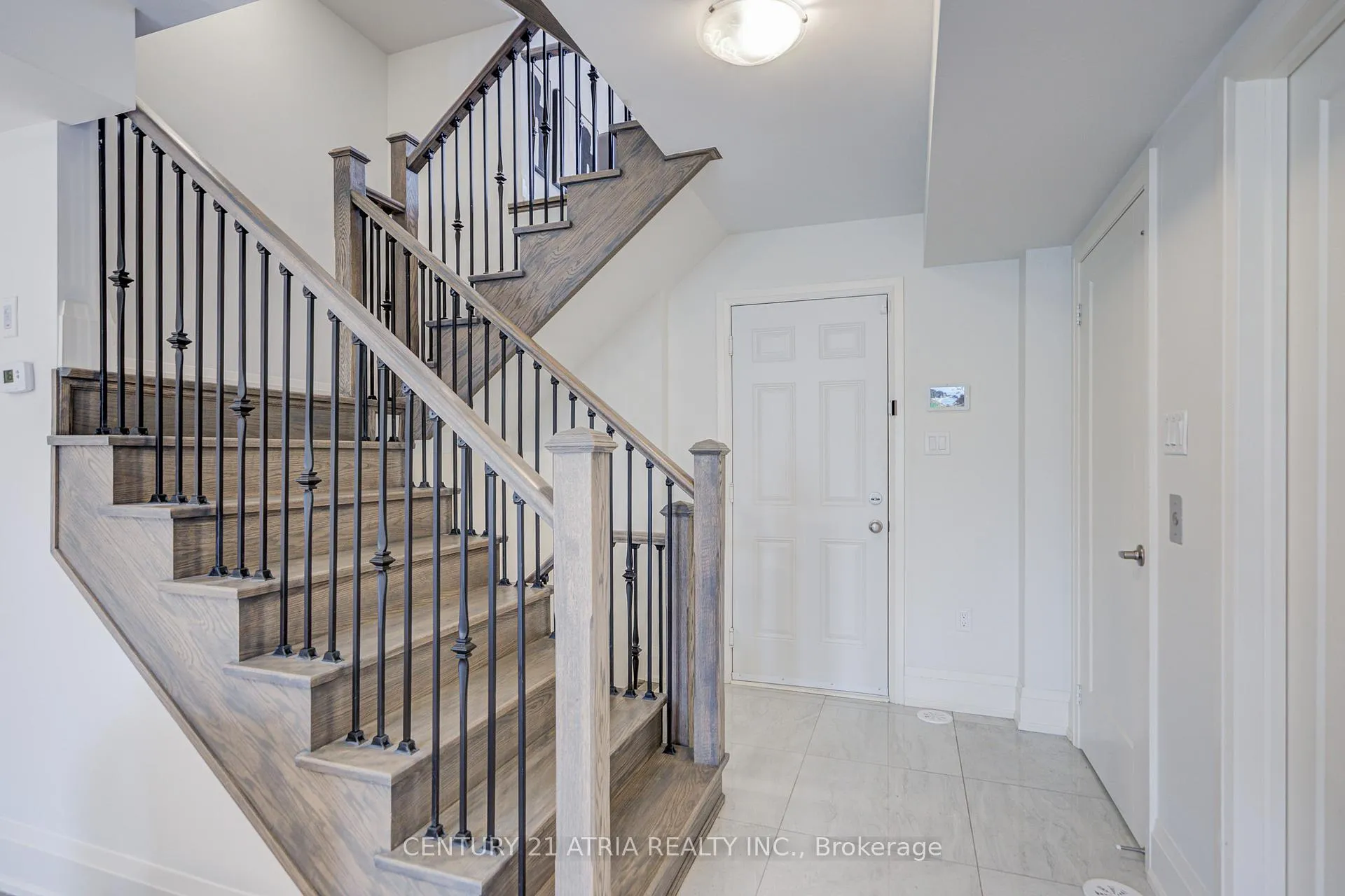 Photo 8 of 49 Cohen Way, Vaughan, Patterson — HOMEH