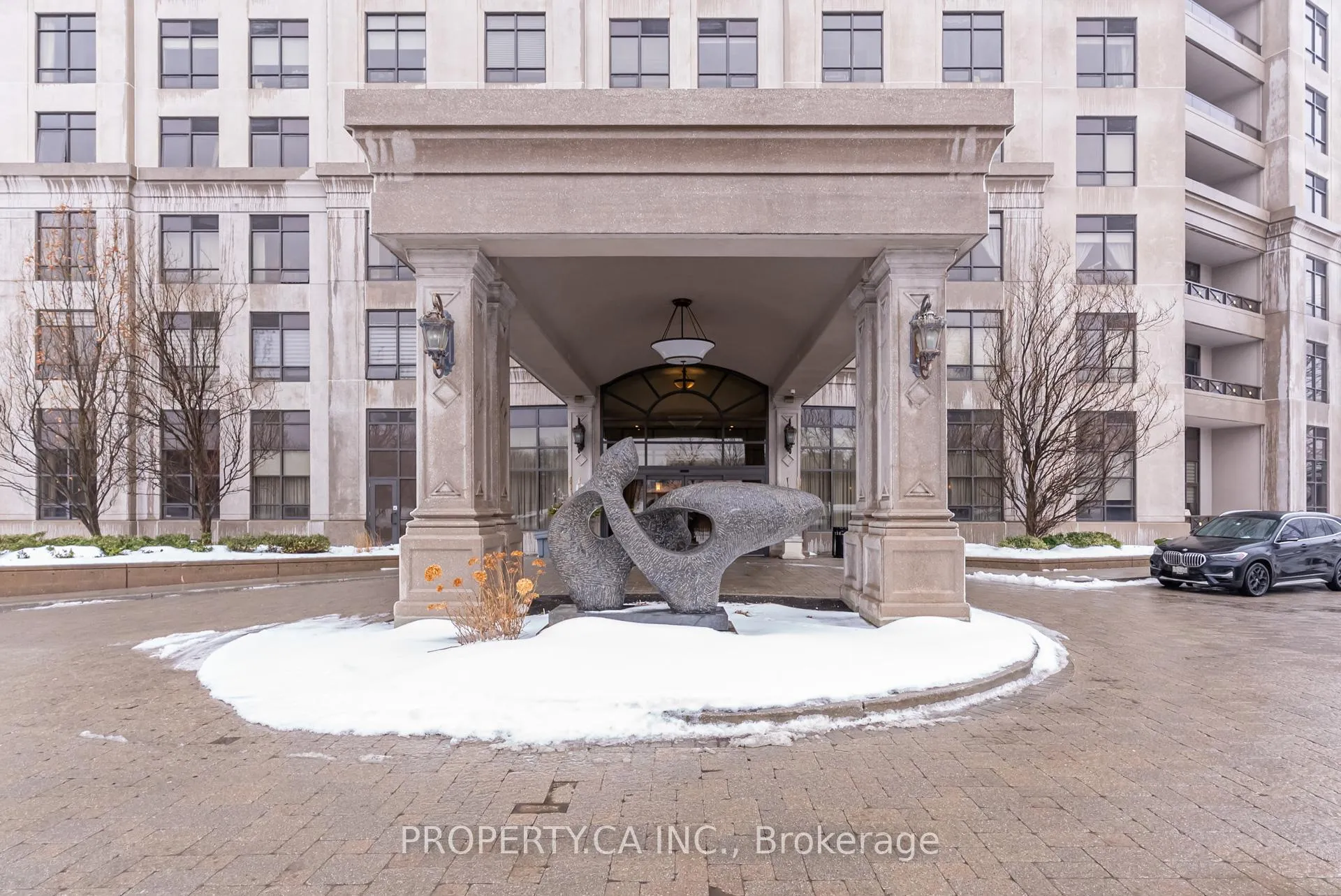 Photo 3 of Unit 305, 9235 Jane Street, Vaughan, Maple — HOMEH