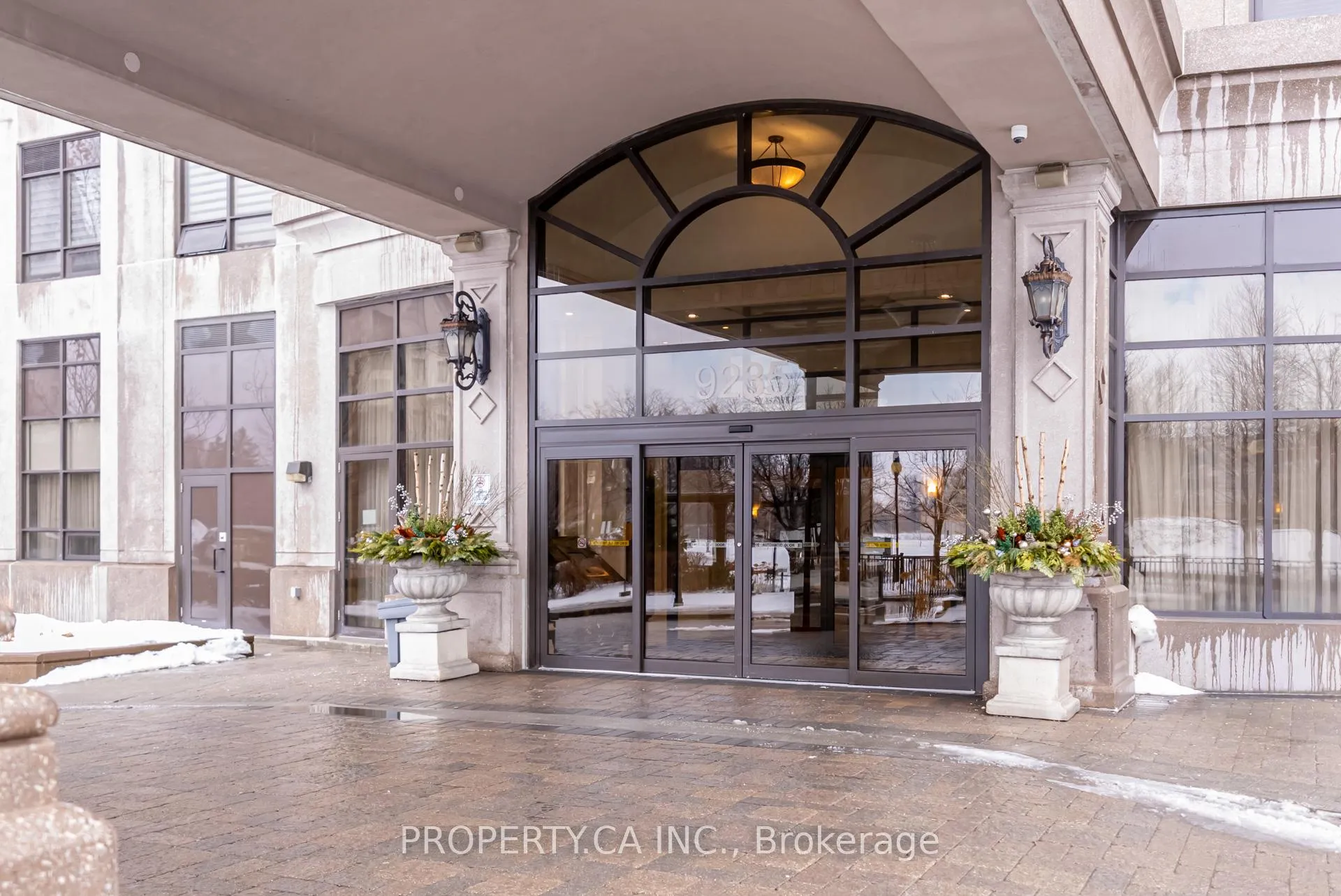 Photo 4 of Unit 305, 9235 Jane Street, Vaughan, Maple — HOMEH