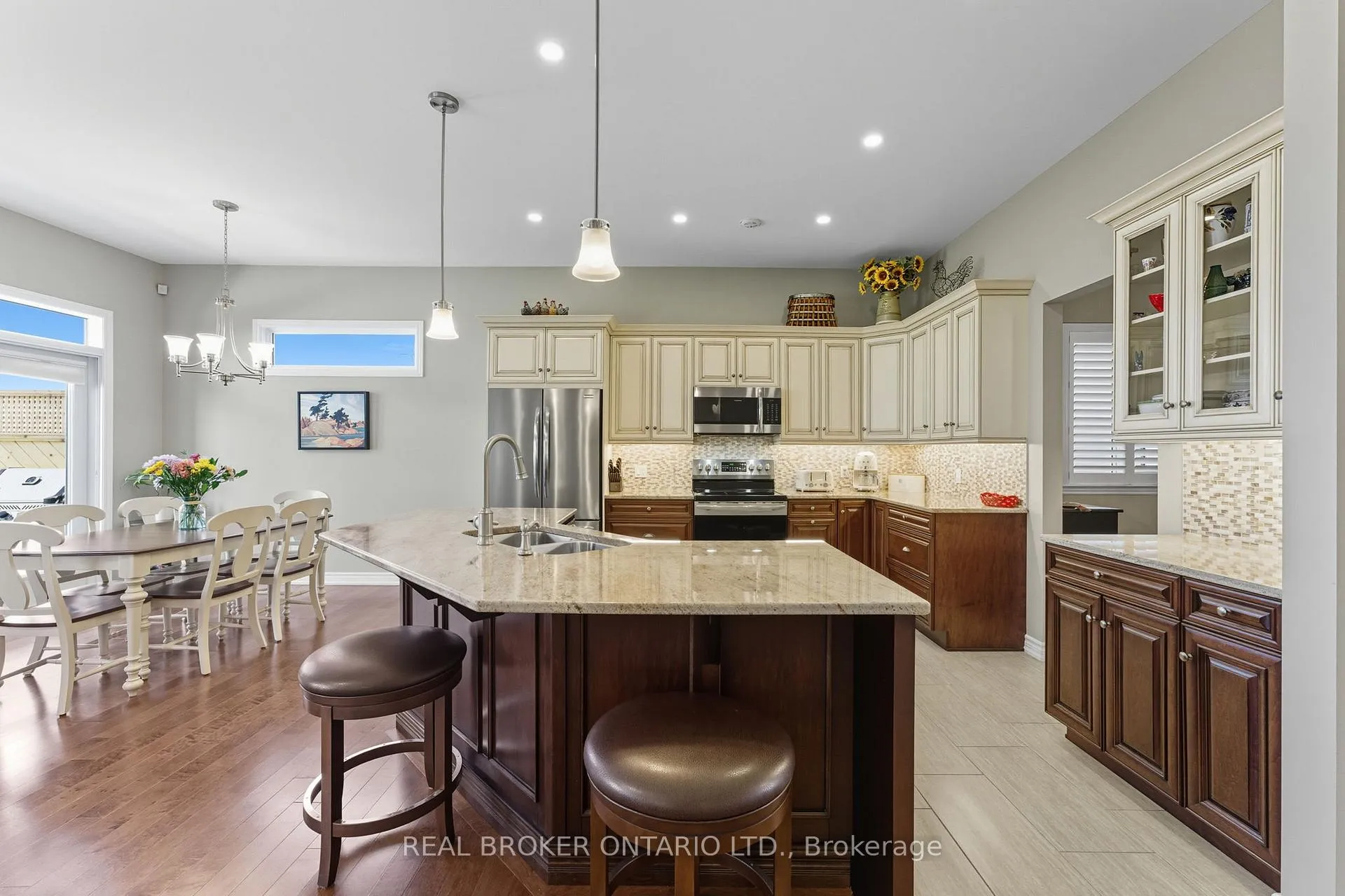 Photo 5 of 82 Axel Crescent, Ottawa, Kanata - Emerald Meadows/Trailwest — HOMEH
