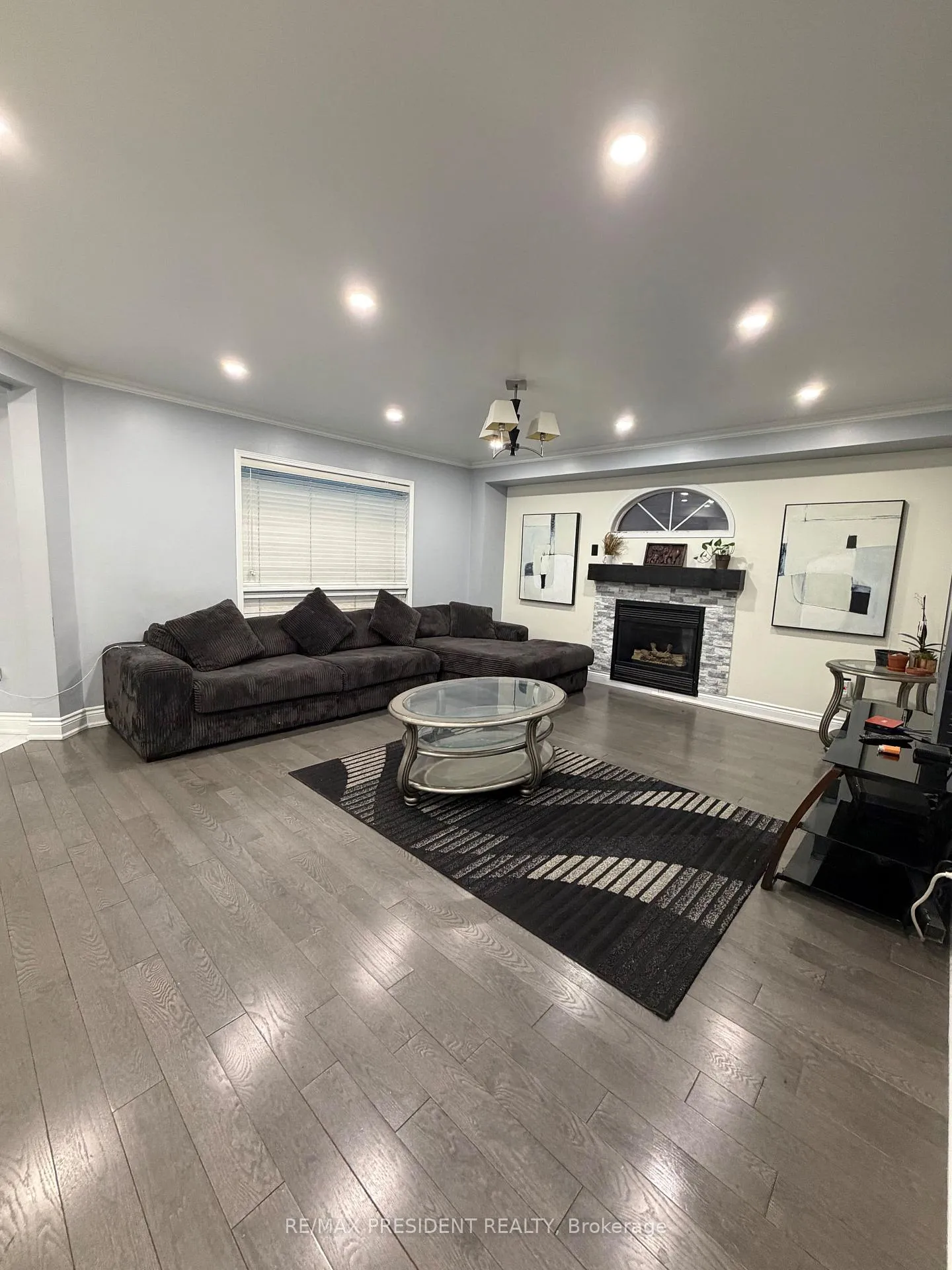 Photo 3 of 31 Southbend Drive, Brampton, Snelgrove — HOMEH