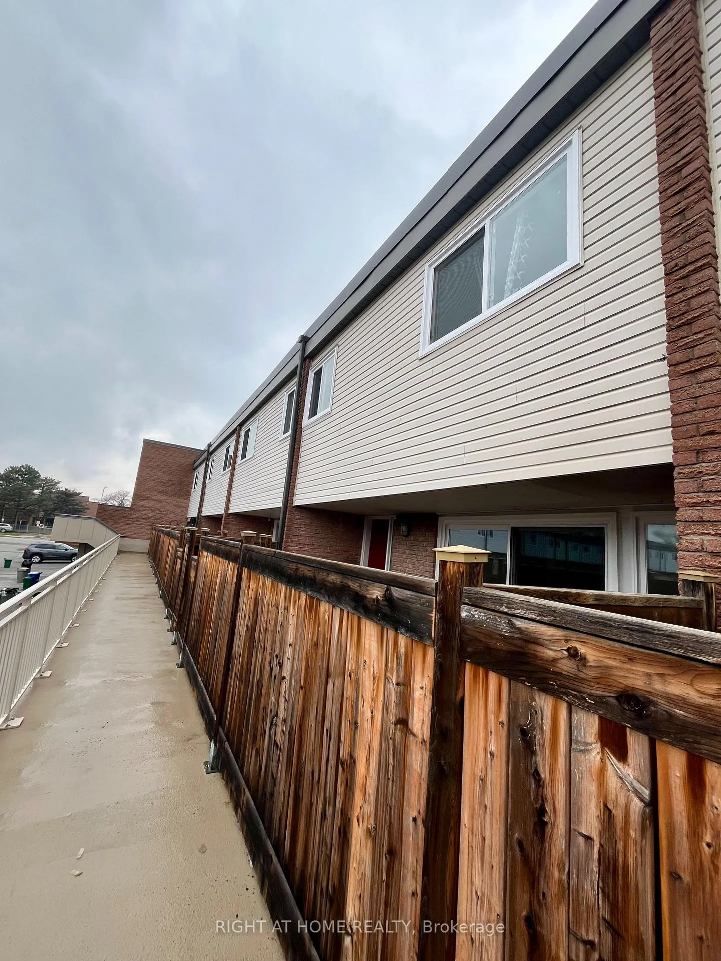 Photo 2 of 129 Milestone Crescent, Aurora, Aurora Village — HOMEH