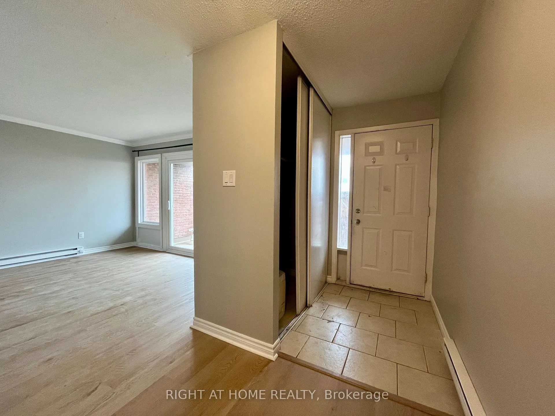 Photo 3 of 129 Milestone Crescent, Aurora, Aurora Village — HOMEH