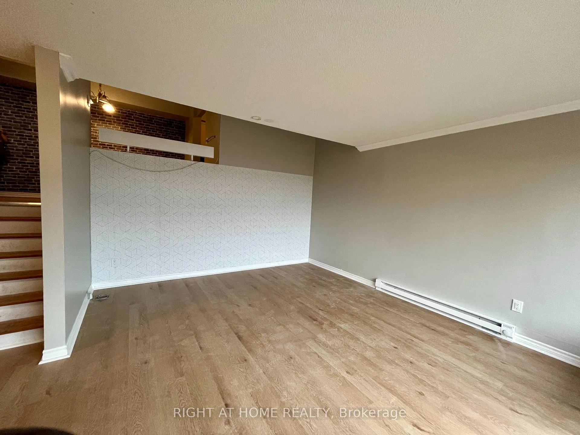 Photo 4 of 129 Milestone Crescent, Aurora, Aurora Village — HOMEH