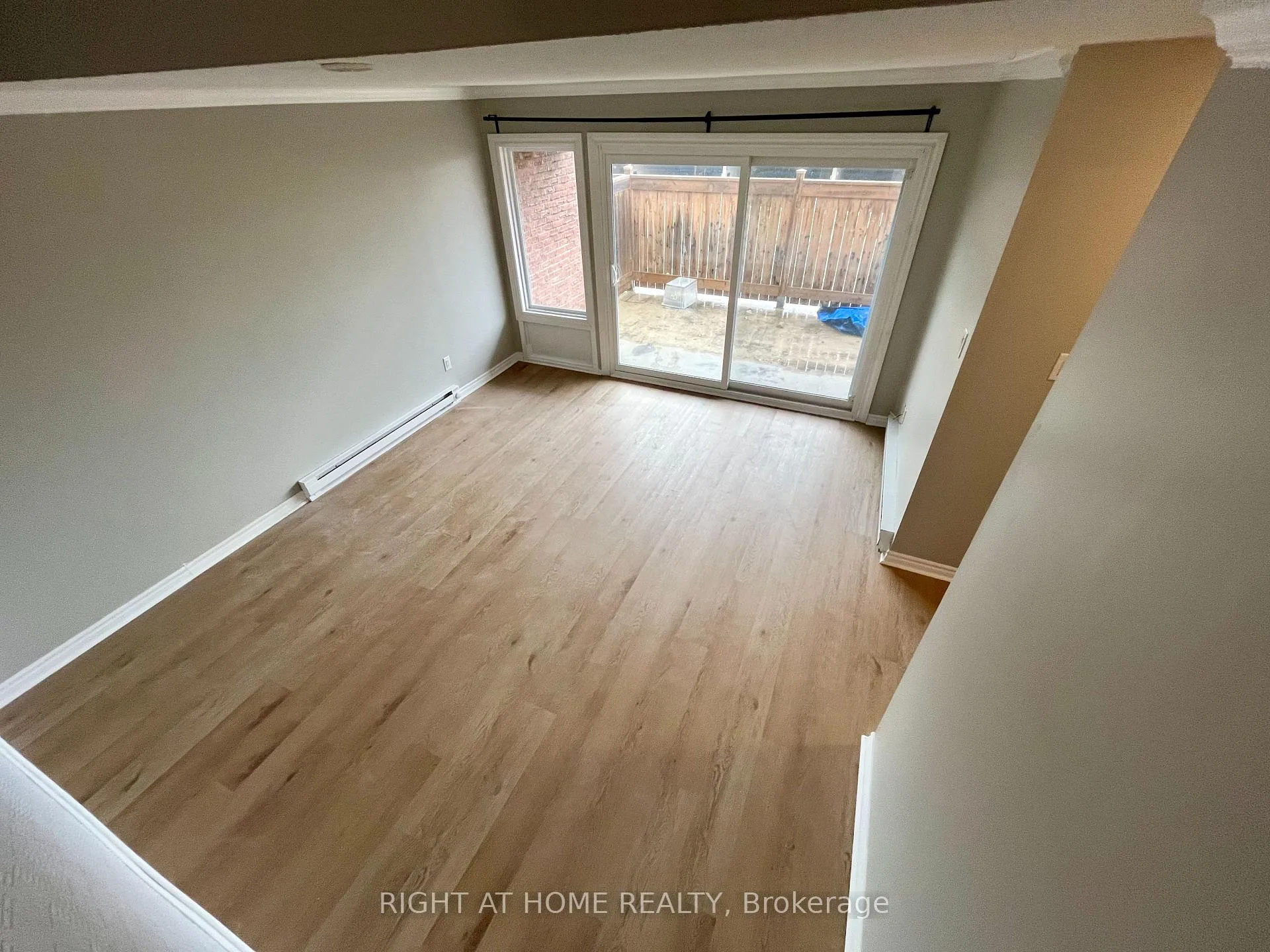 Photo 5 of 129 Milestone Crescent, Aurora, Aurora Village — HOMEH