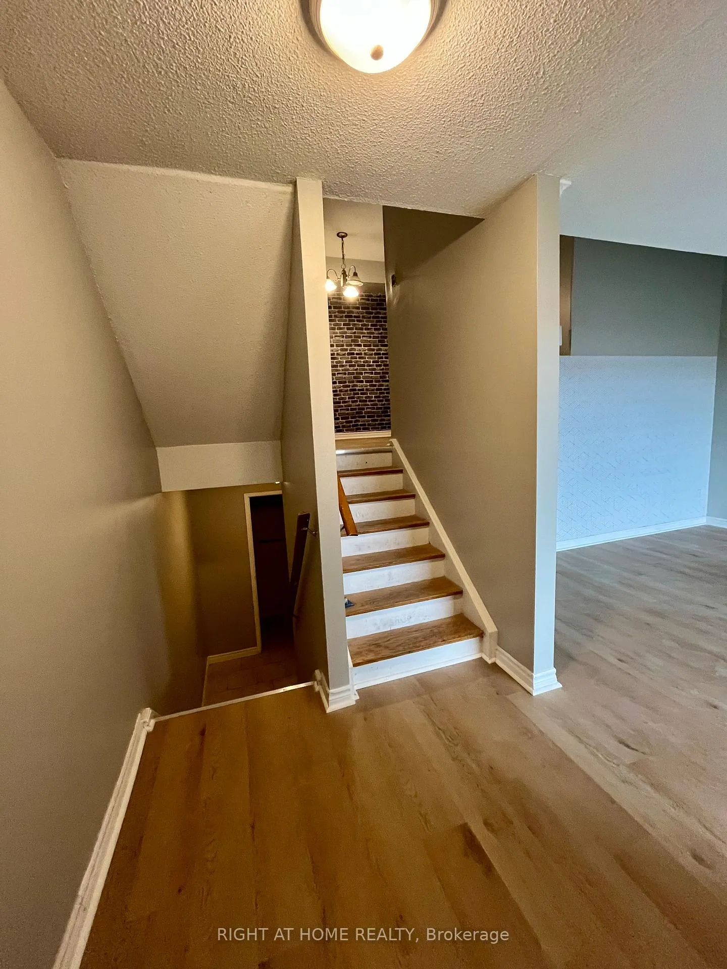 Photo 6 of 129 Milestone Crescent, Aurora, Aurora Village — HOMEH