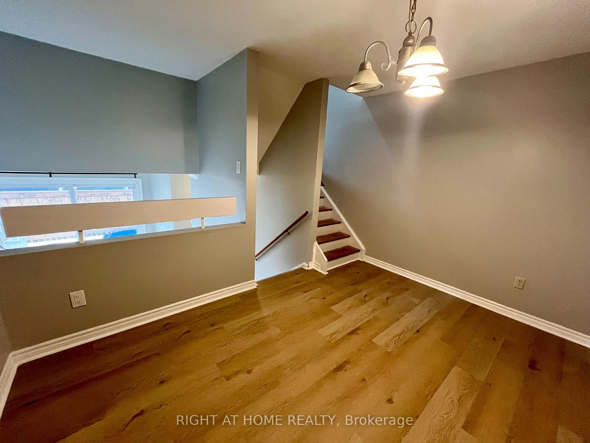 Photo 7 of 129 Milestone Crescent, Aurora, Aurora Village — HOMEH