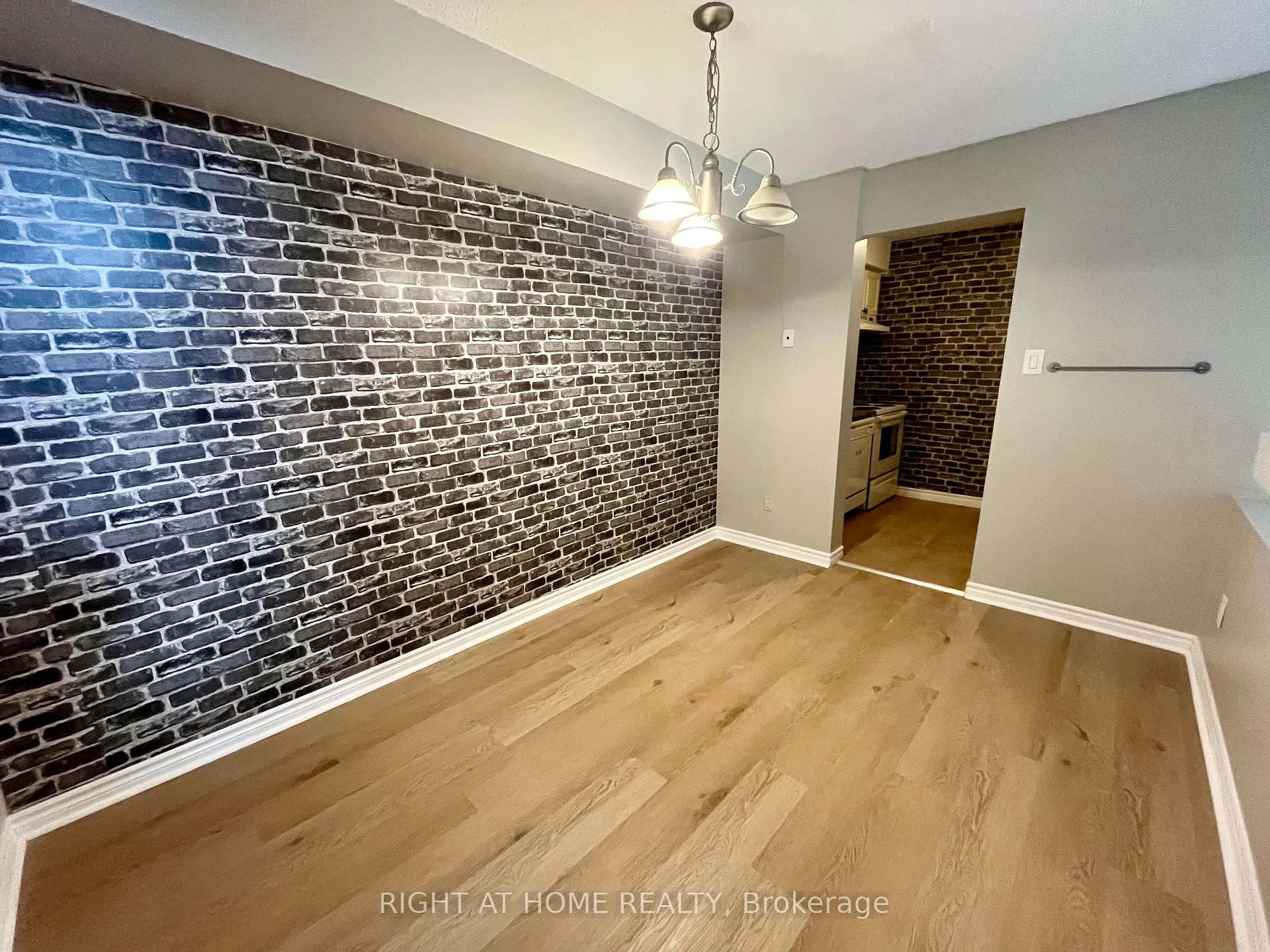Photo 8 of 129 Milestone Crescent, Aurora, Aurora Village — HOMEH