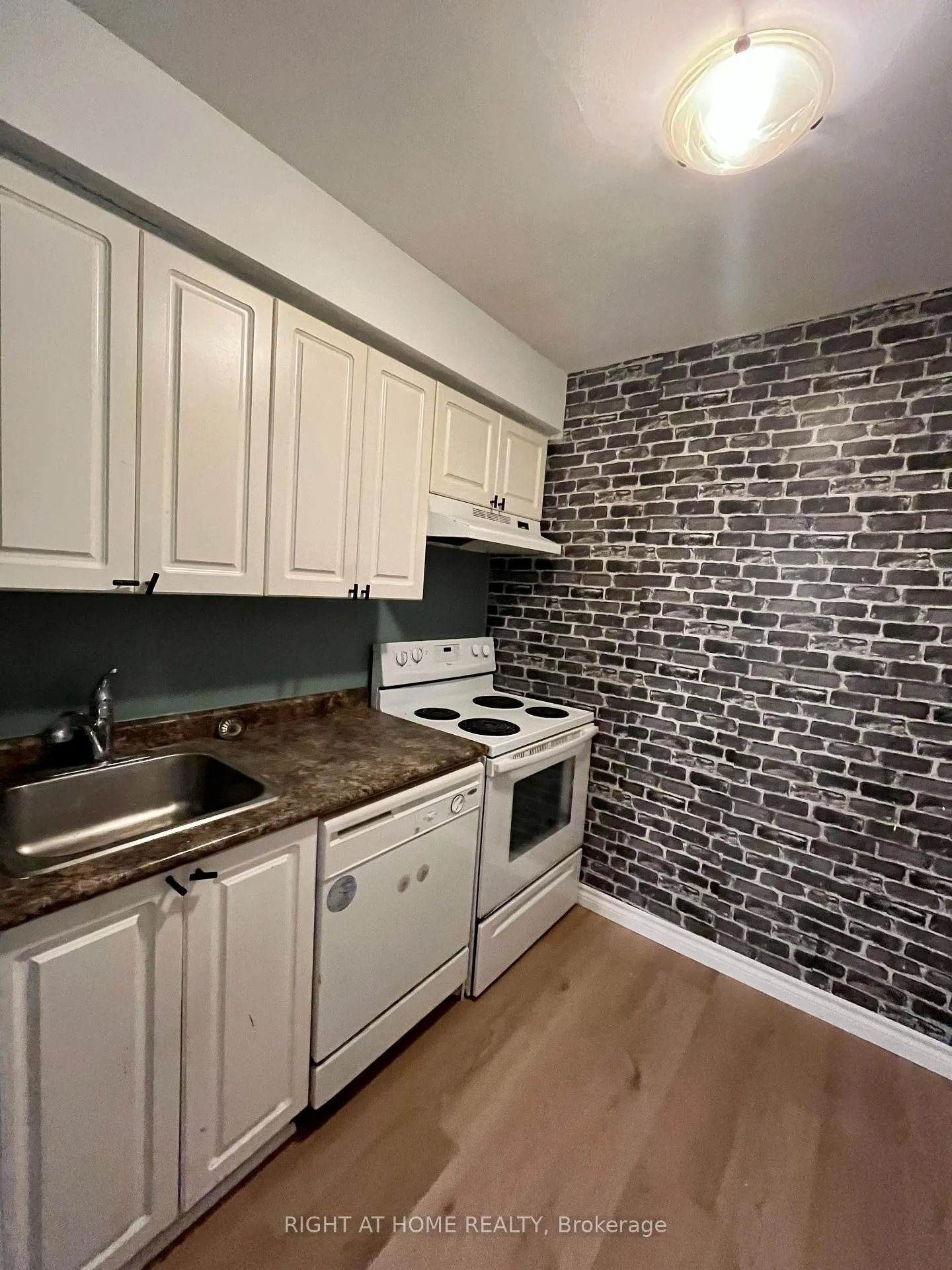 Photo 9 of 129 Milestone Crescent, Aurora, Aurora Village — HOMEH