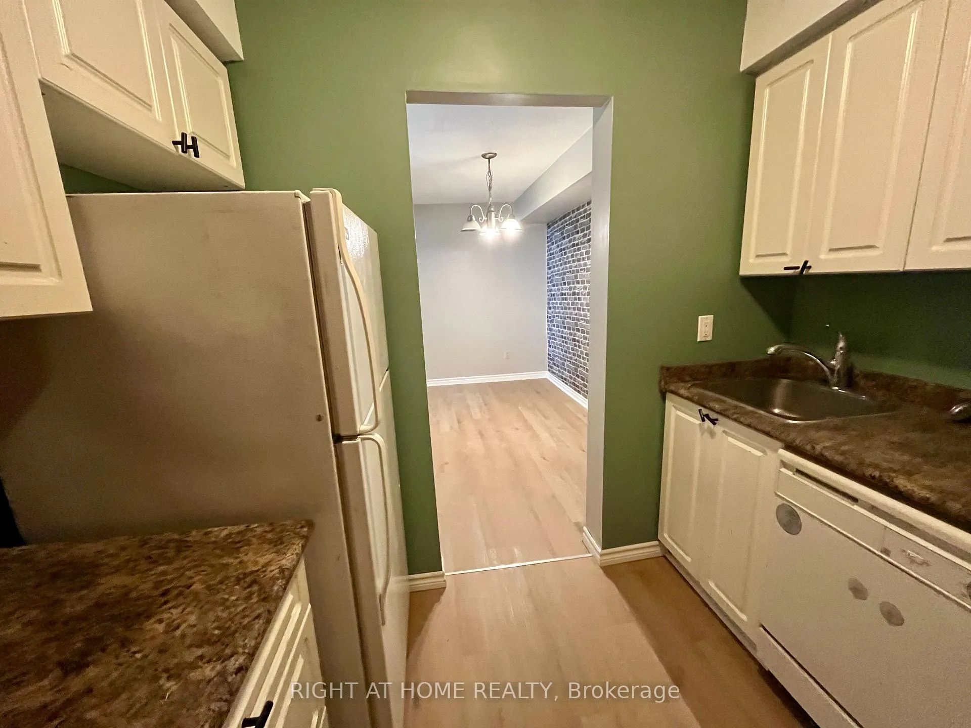 Photo 10 of 129 Milestone Crescent, Aurora, Aurora Village — HOMEH