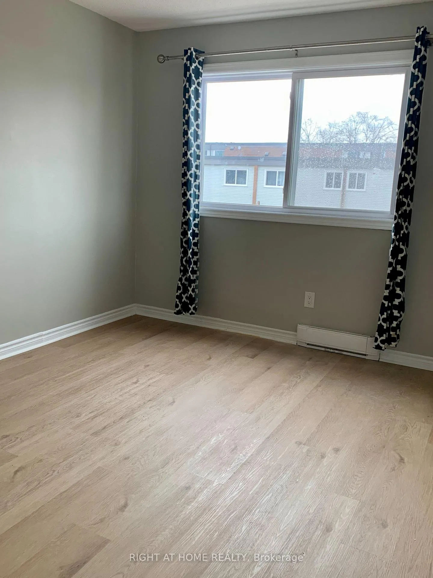 Photo 11 of 129 Milestone Crescent, Aurora, Aurora Village — HOMEH