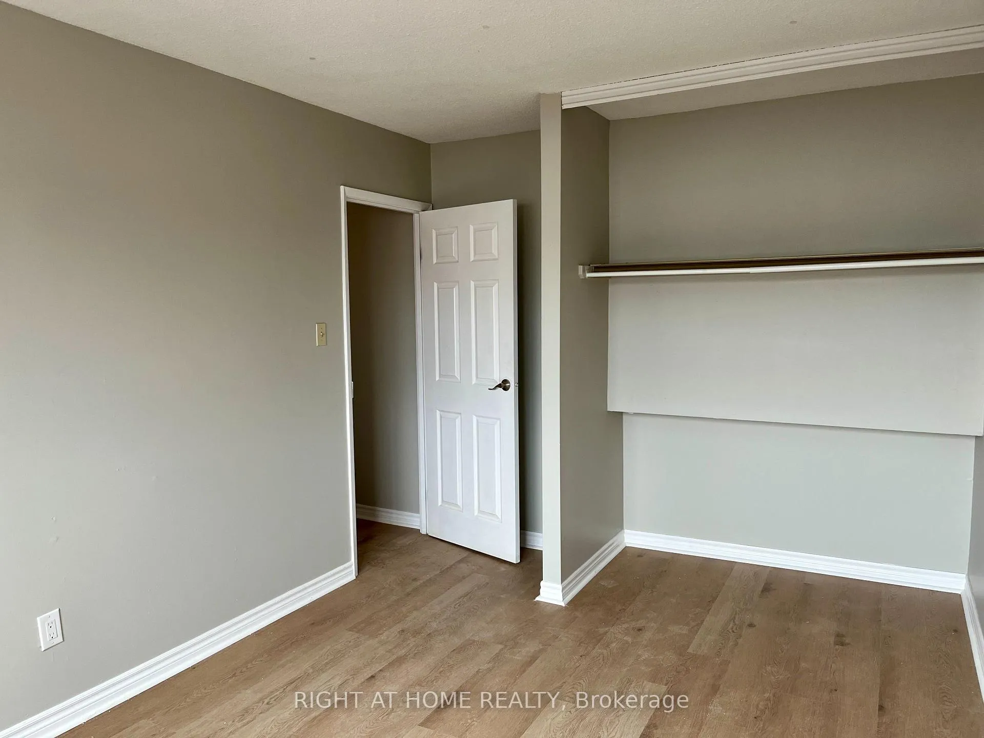 Photo 12 of 129 Milestone Crescent, Aurora, Aurora Village — HOMEH