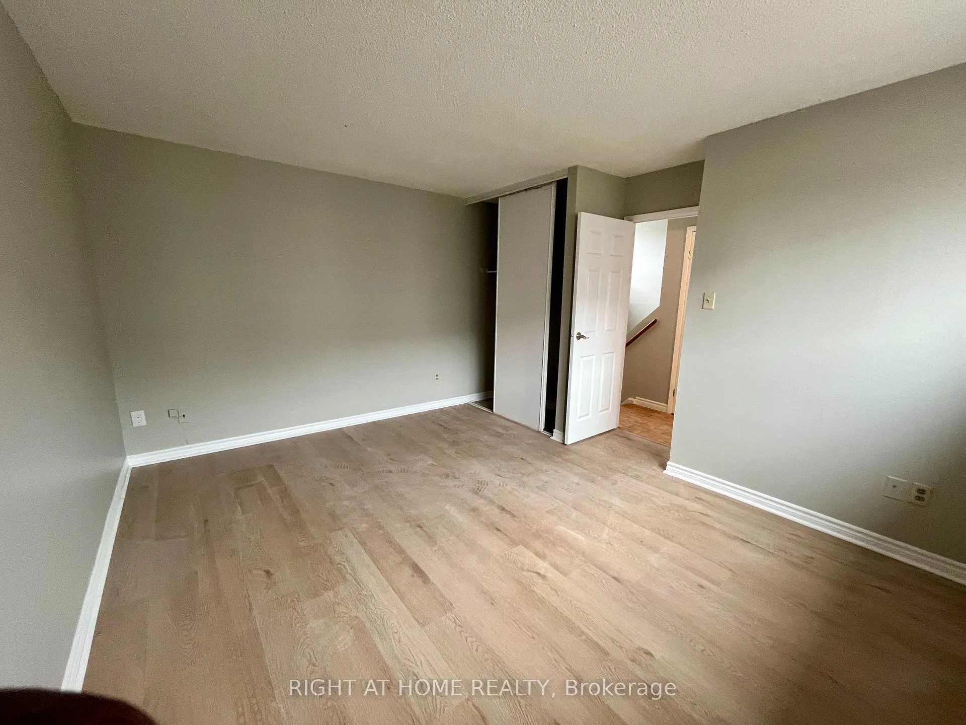 Photo 13 of 129 Milestone Crescent, Aurora, Aurora Village — HOMEH