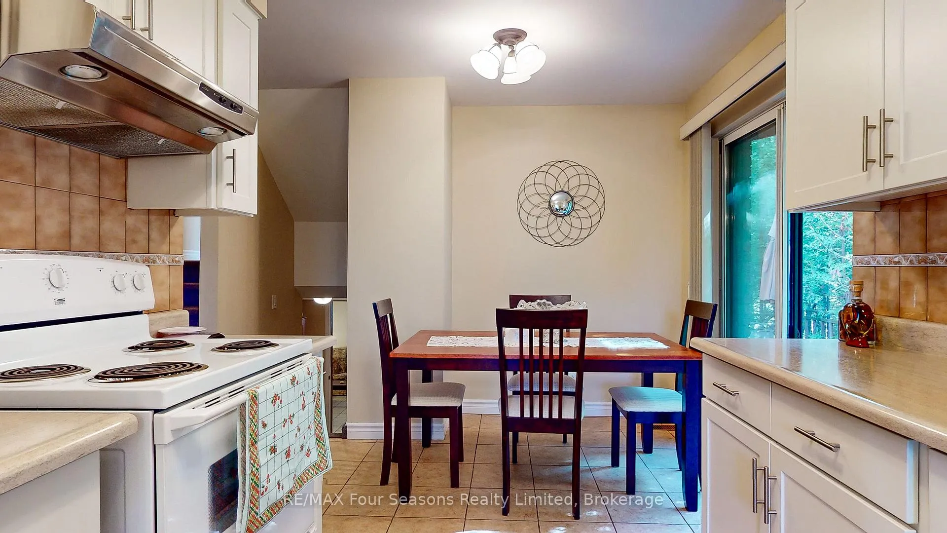 Photo 4 of 76 Arthur Street E, Blue Mountains — HOMEH