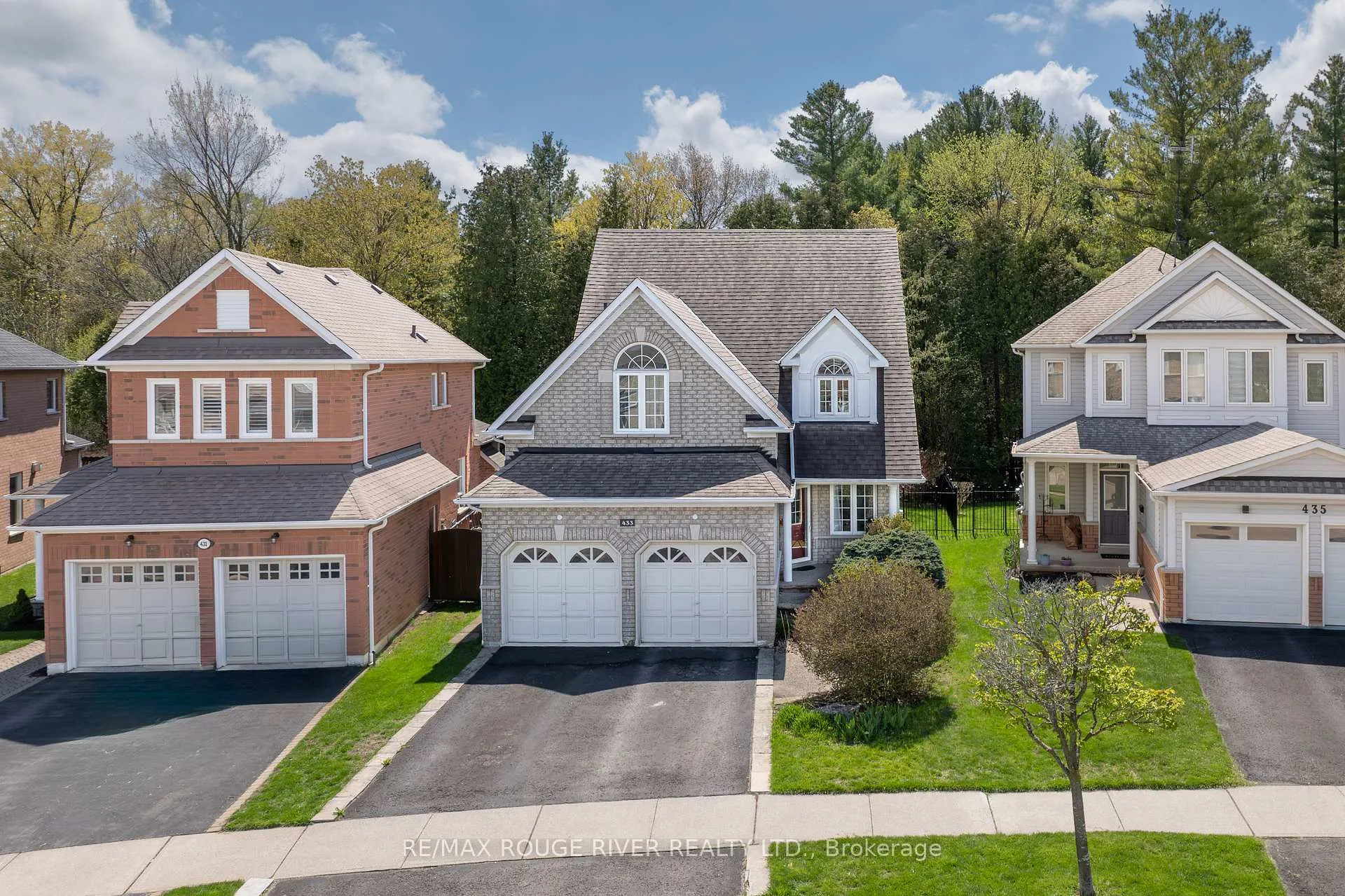 Front of 433 Woodsmere Crescent