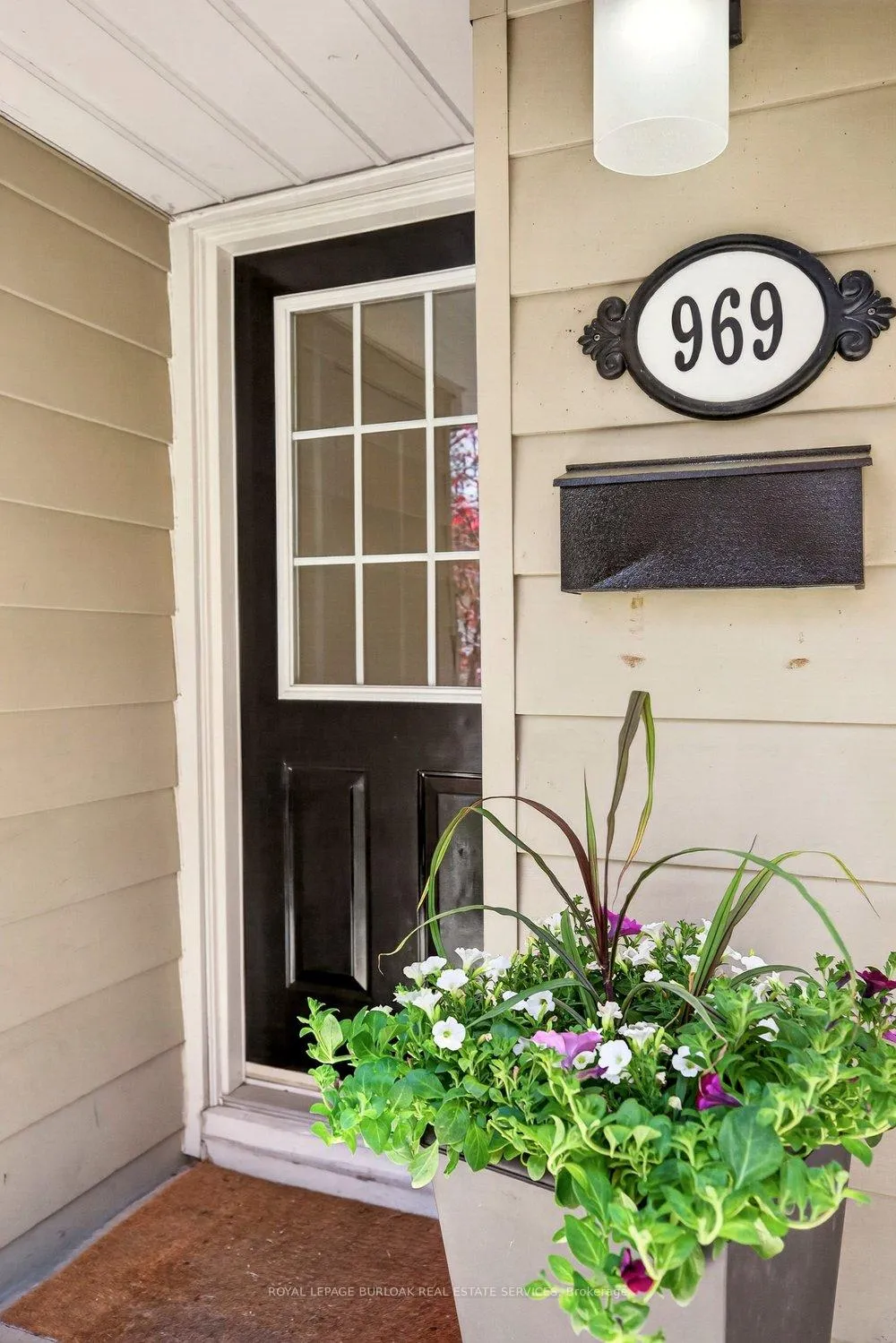 Photo 3 of 969 Sanford Drive, Burlington, LaSalle — HOMEH