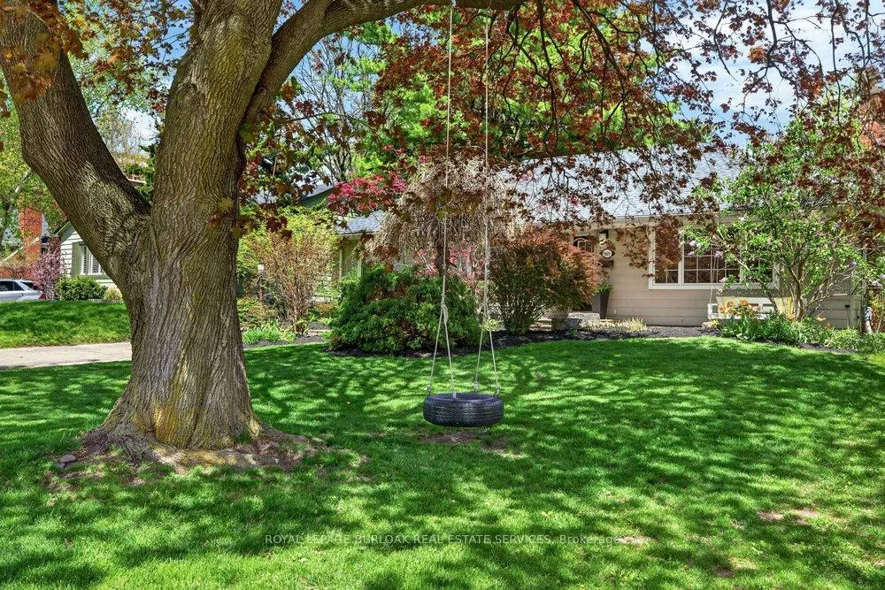 Photo 4 of 969 Sanford Drive, Burlington, LaSalle — HOMEH