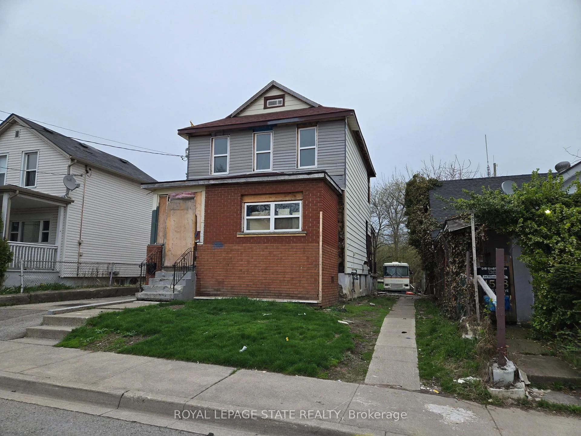Photo 2 of 4550 Crysler Avenue, Niagara Falls, Downtown — HOMEH