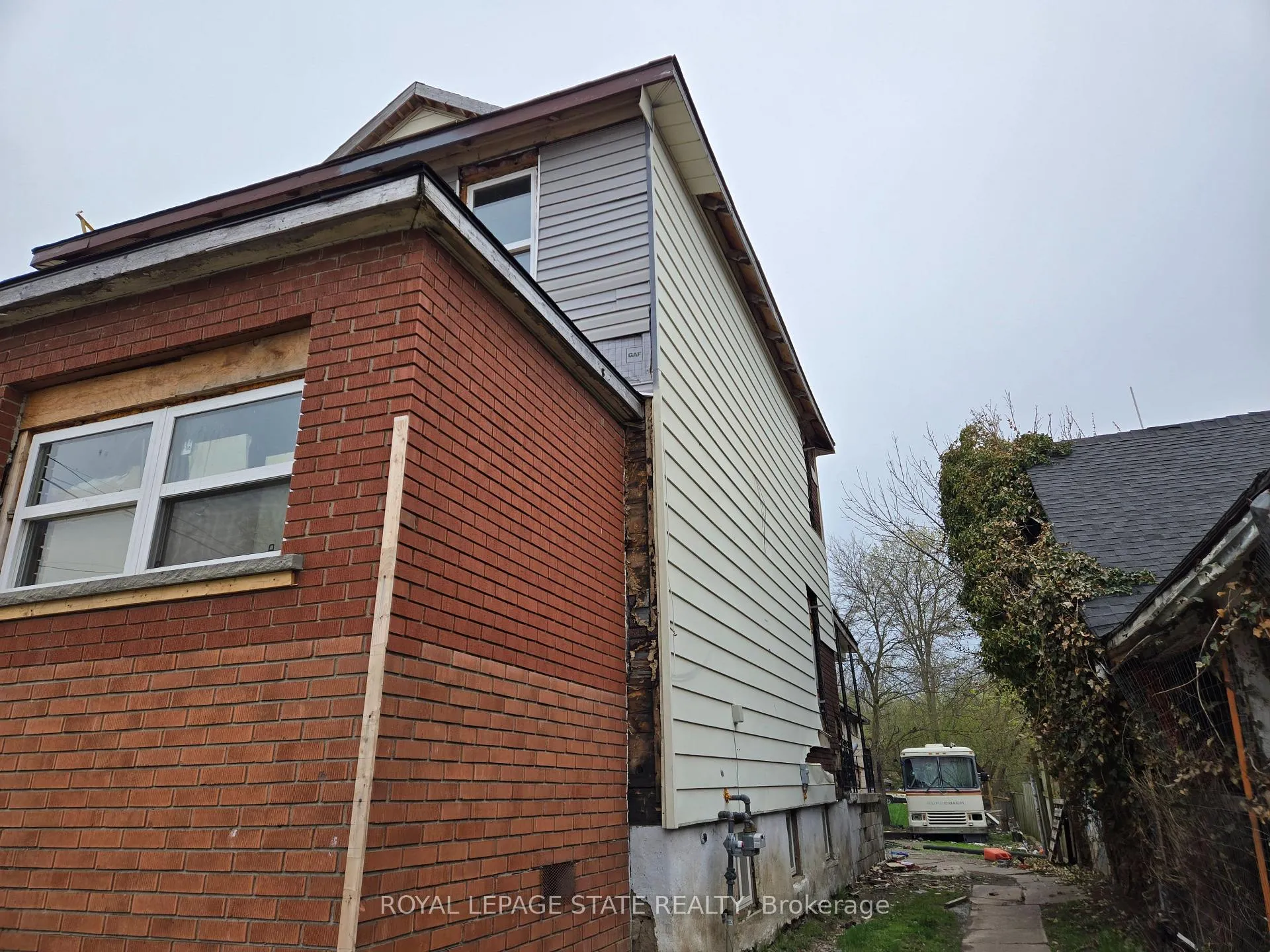 Photo 3 of 4550 Crysler Avenue, Niagara Falls, Downtown — HOMEH
