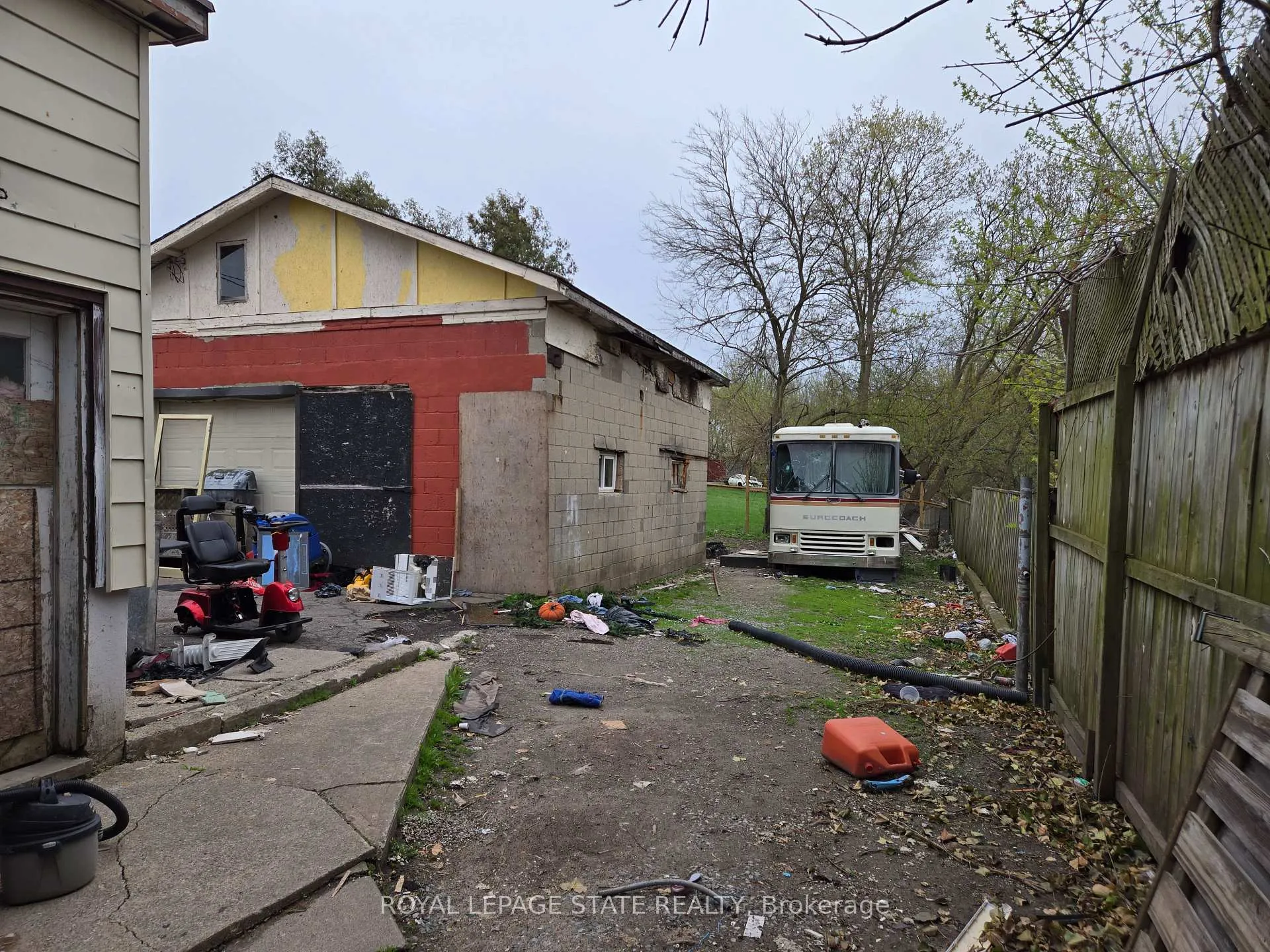 Photo 6 of 4550 Crysler Avenue, Niagara Falls, Downtown — HOMEH