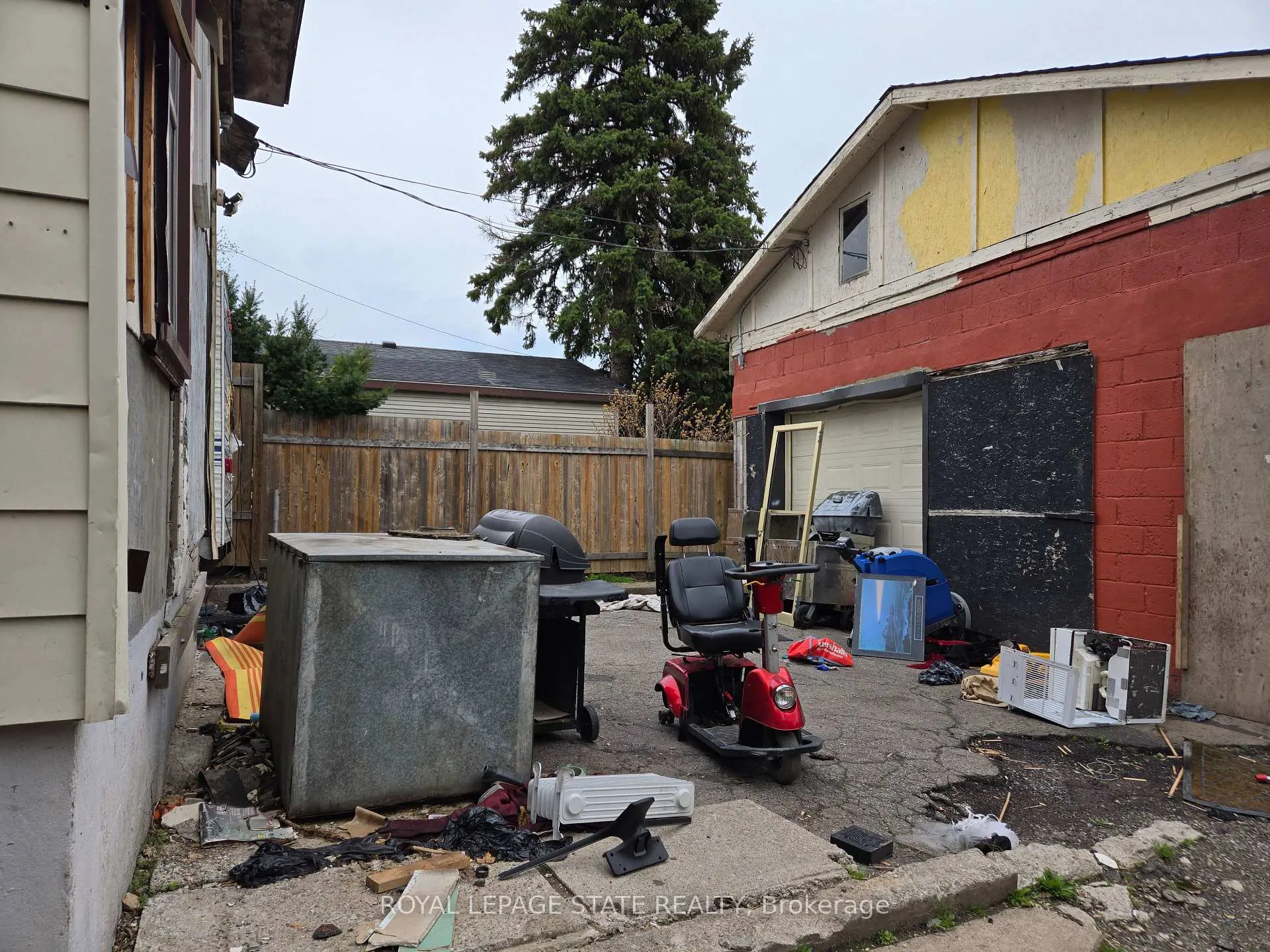 Photo 7 of 4550 Crysler Avenue, Niagara Falls, Downtown — HOMEH