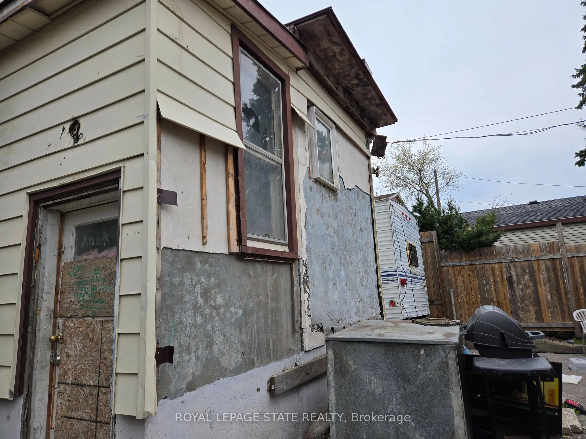 Photo 9 of 4550 Crysler Avenue, Niagara Falls, Downtown — HOMEH